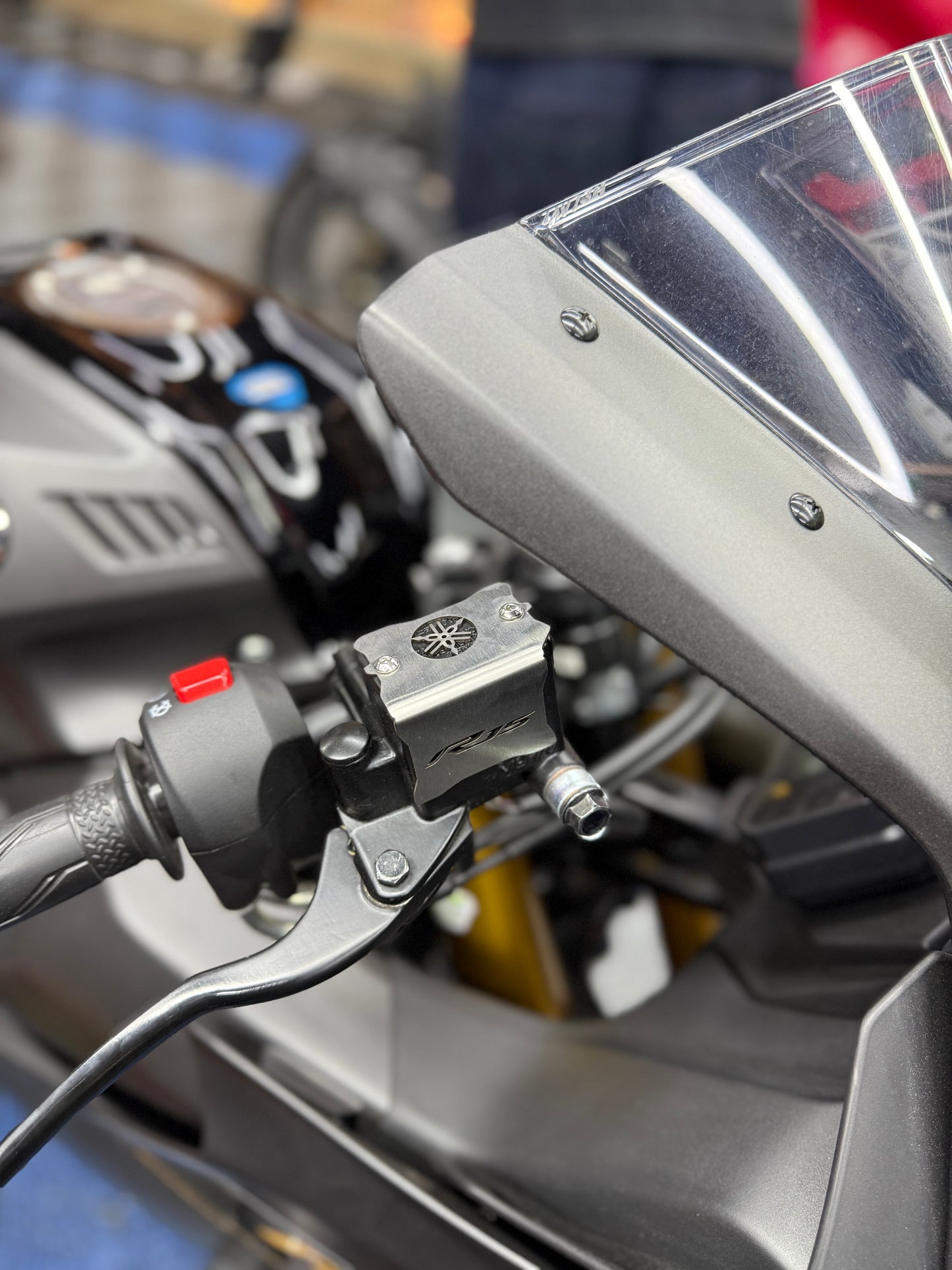 PROTECTOR BOMBA DE FRENO DELANTERO YAMAHA R15V4