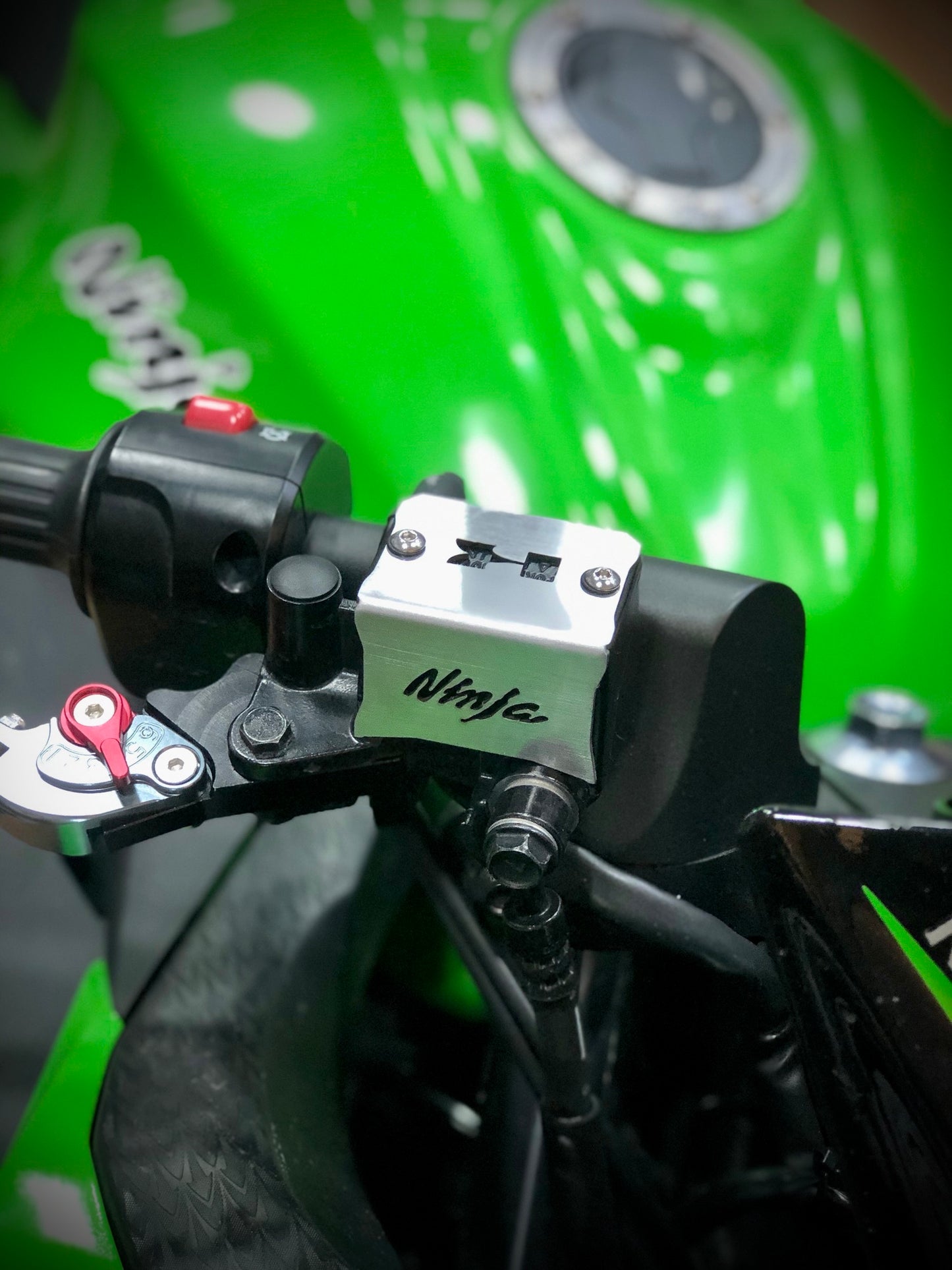 PROTECTOR BOMBA DE FRENO DELANTERA KAWASAKI NINJA300-250