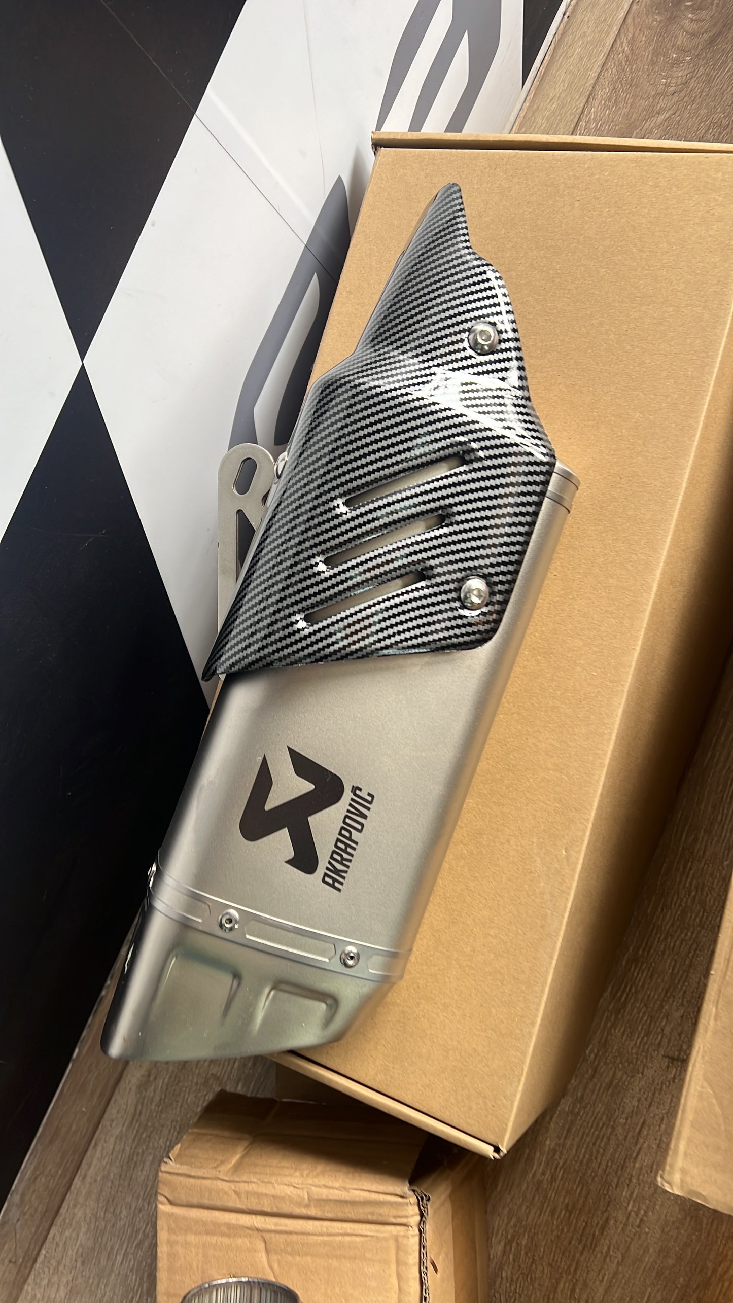 EXOSTO AKRAPOVIC TAPA CARBON