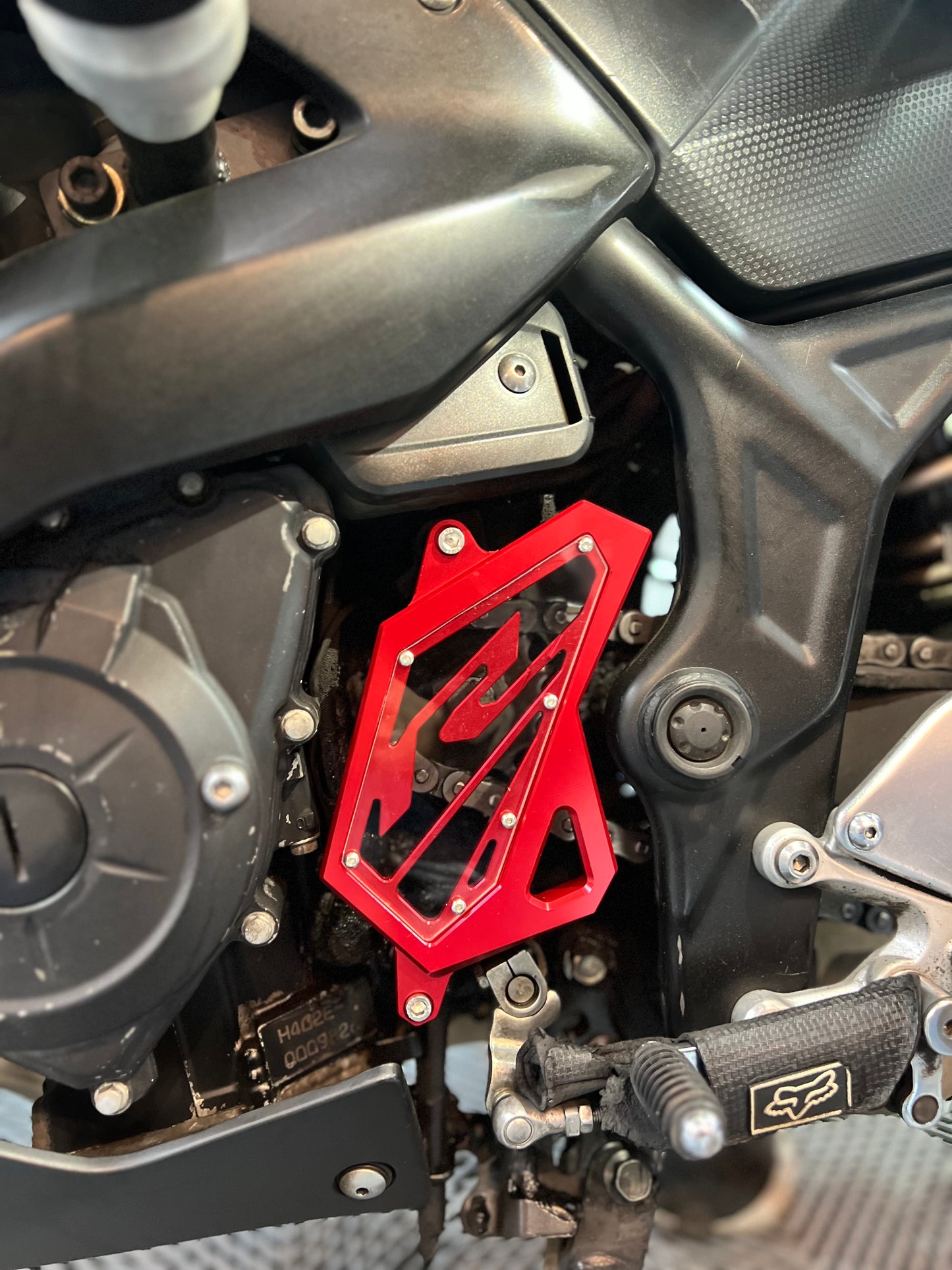 LUJO TAPA PIÑON YAMAHA R3