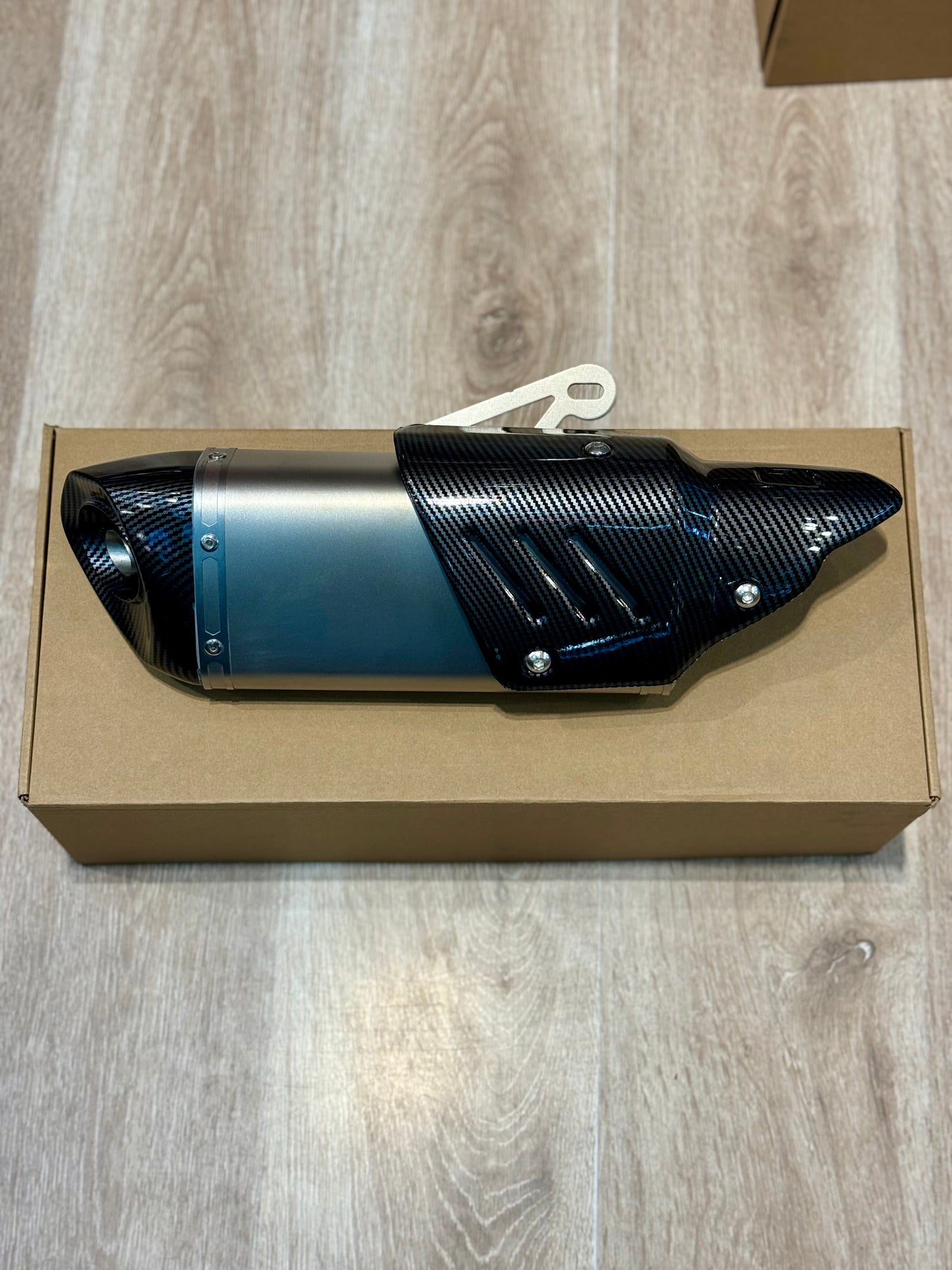 EXOSTO AKRAPOVIC TAPA HIDROGRAFIA CARBON