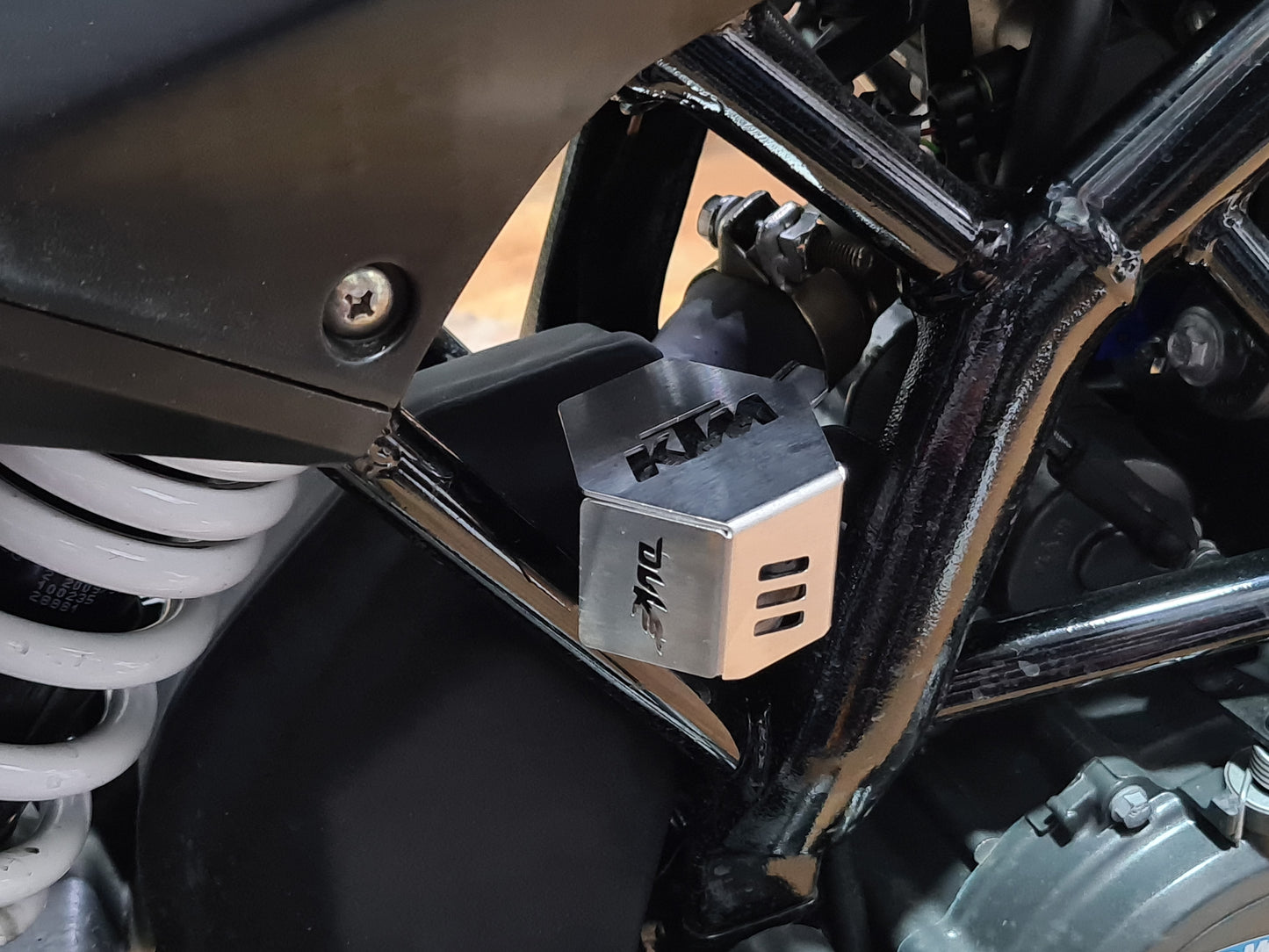 PROTECTOR DE BOMBA FRENO TRASERO KTM