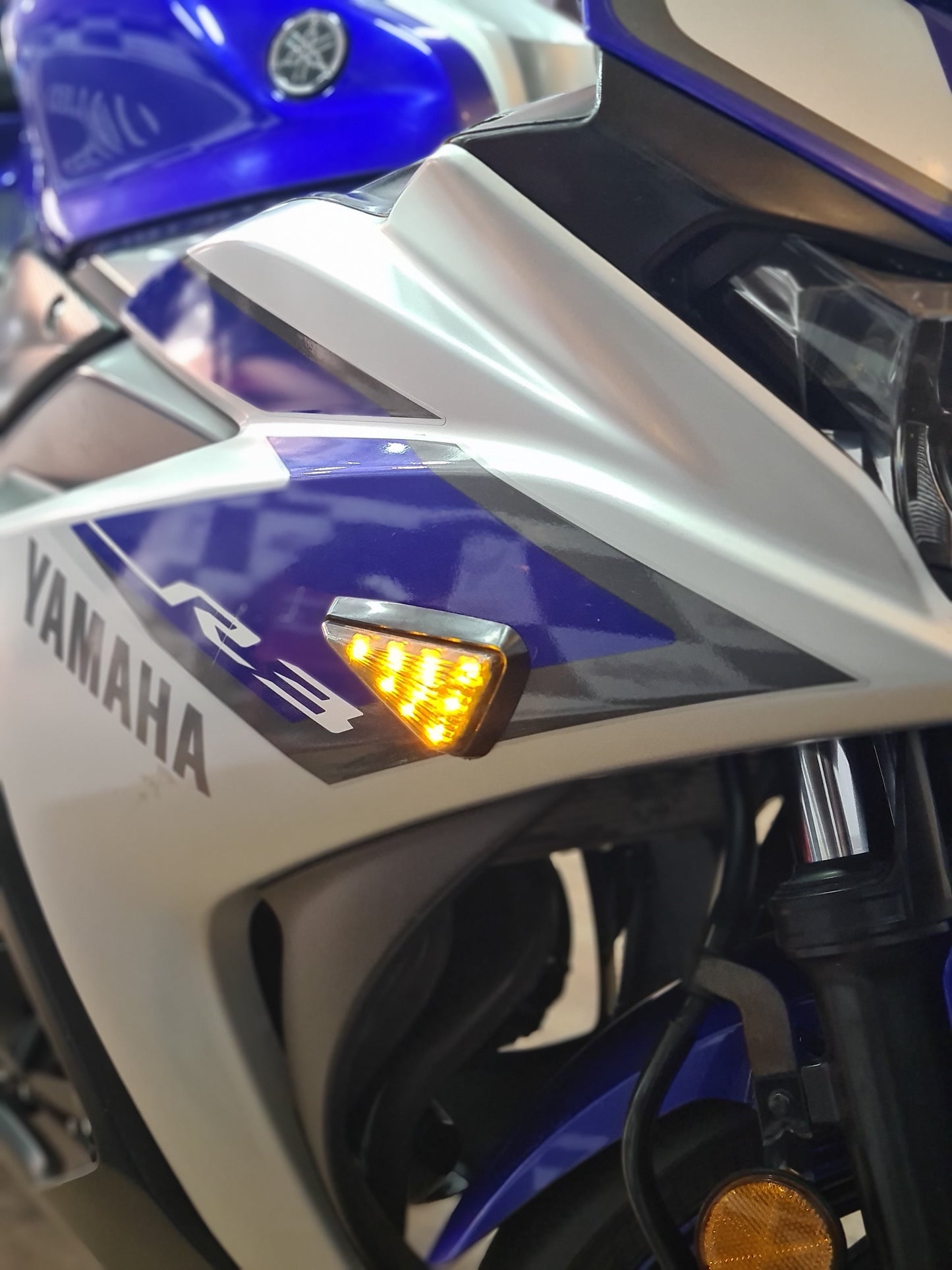 DIRECCIONALES LED TRIANGULAR YAMAHA R3