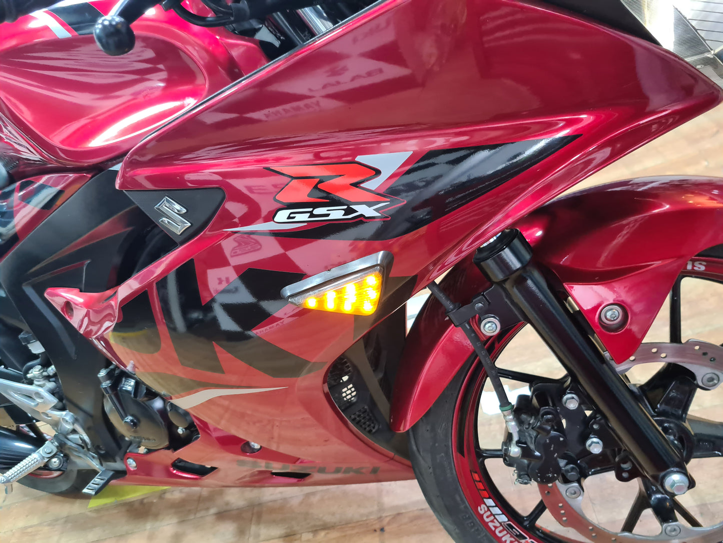 DIRECCIONALES LED TRIANGULAR SUZUKI GSXR 150