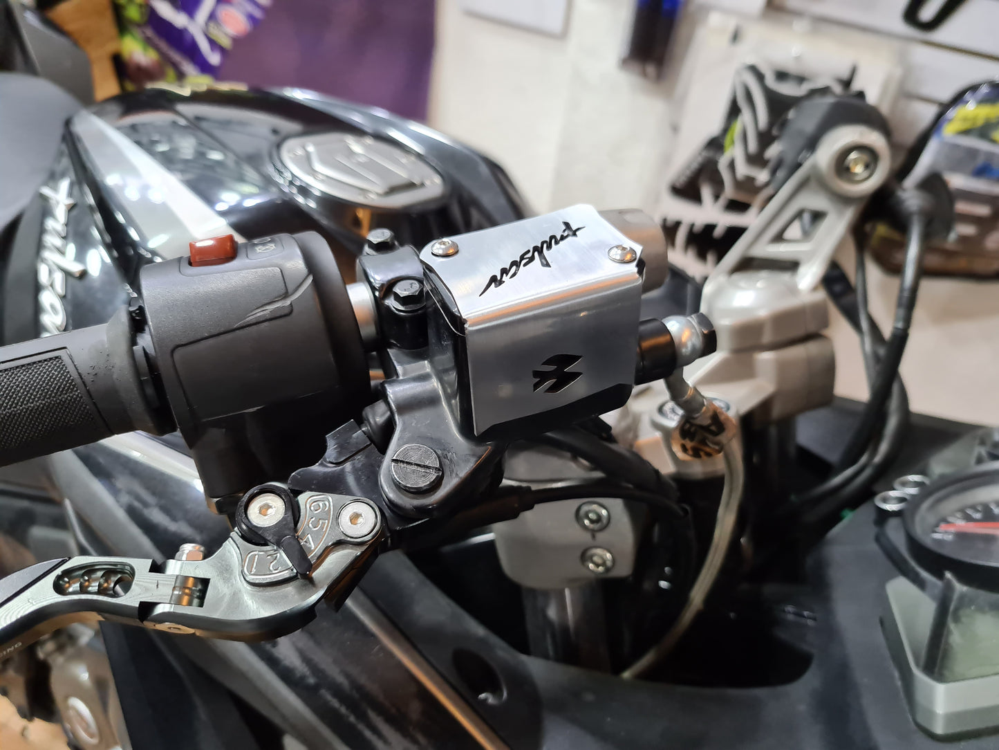 PROTECTOR BOMBA FRENÓ DELANTERO PULSAR RS200