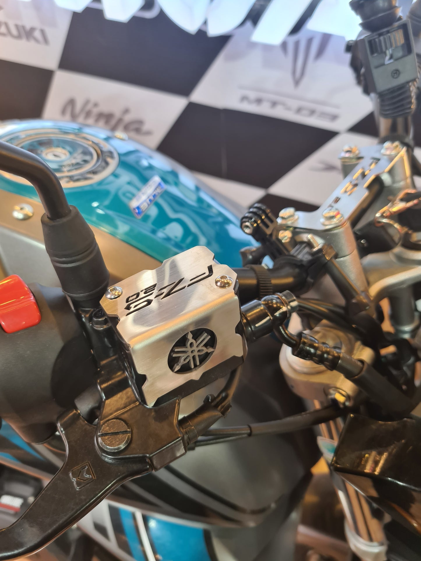 PROTECTOR BOMBA DE FRENO DELANTERA YAMAHA FZ2.0