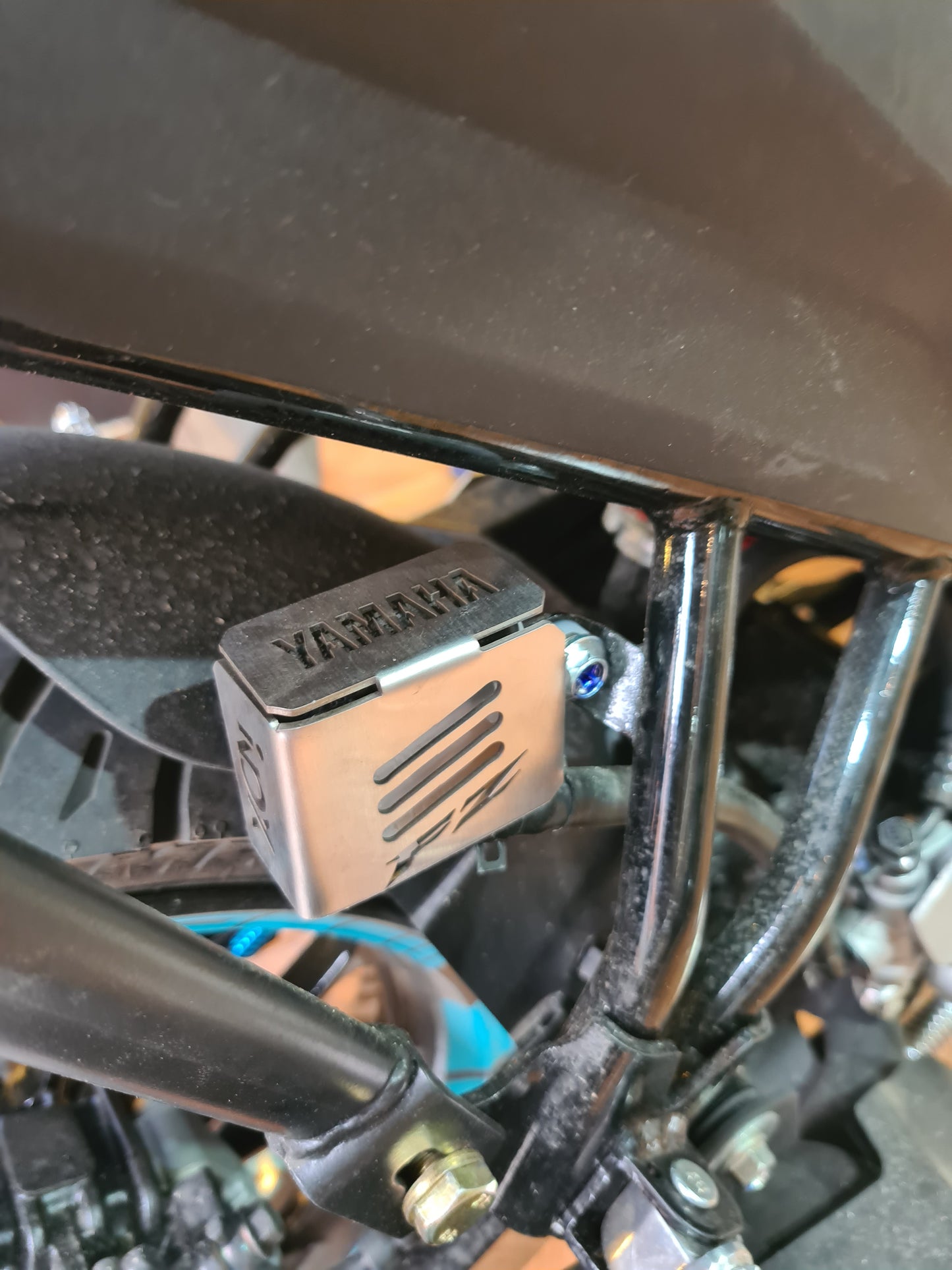 PROTECTOR BOMBA DE FRENO TRASERA YAMAHA FZ2.0