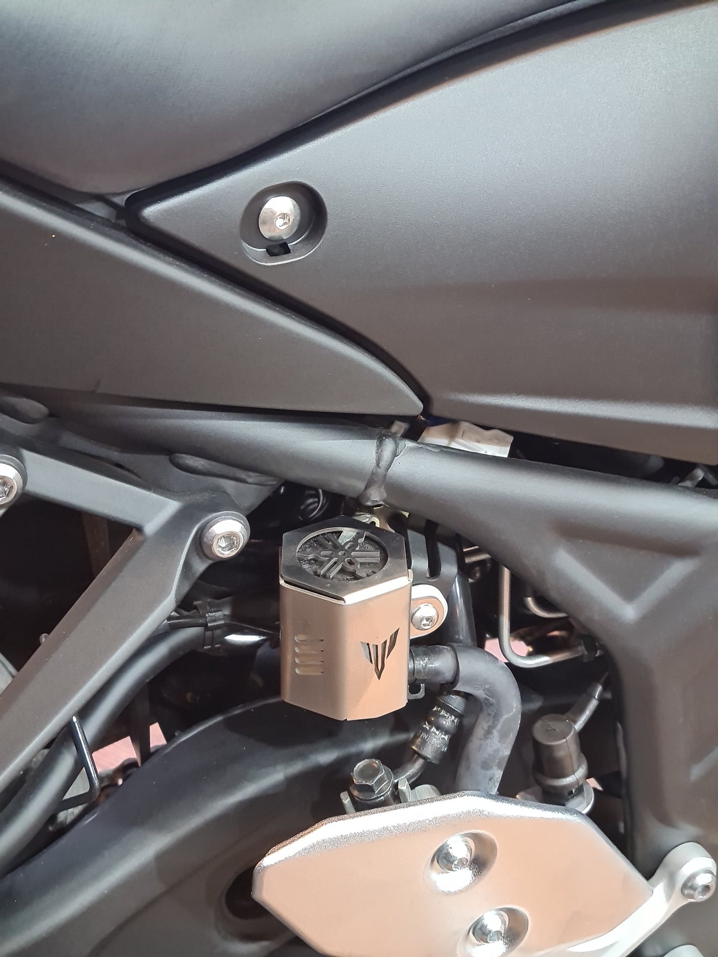 PROTECTOR BOMBA DE FRENO TRASERA YAMAHA MT03