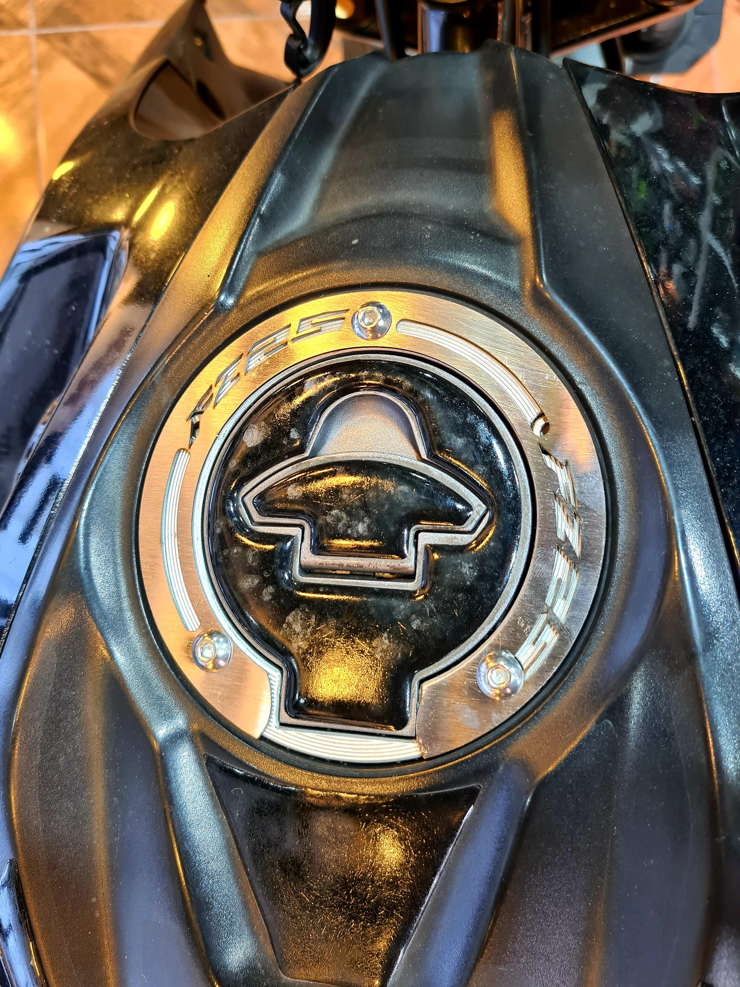 LUJO TAPA TANQUE YAMAHA FZ250