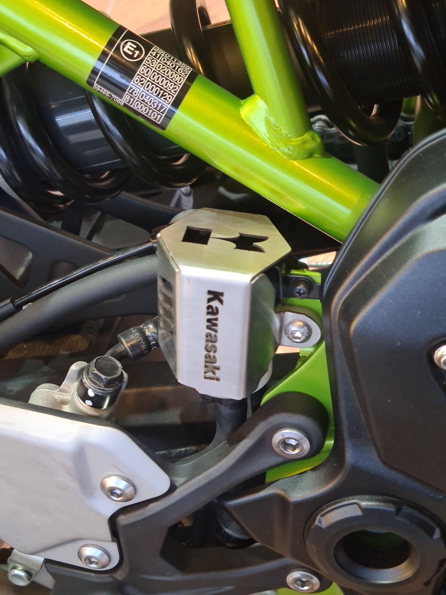 PROTECTOR DE BOMBA FRENO TRASERO KAWASAKI Z900