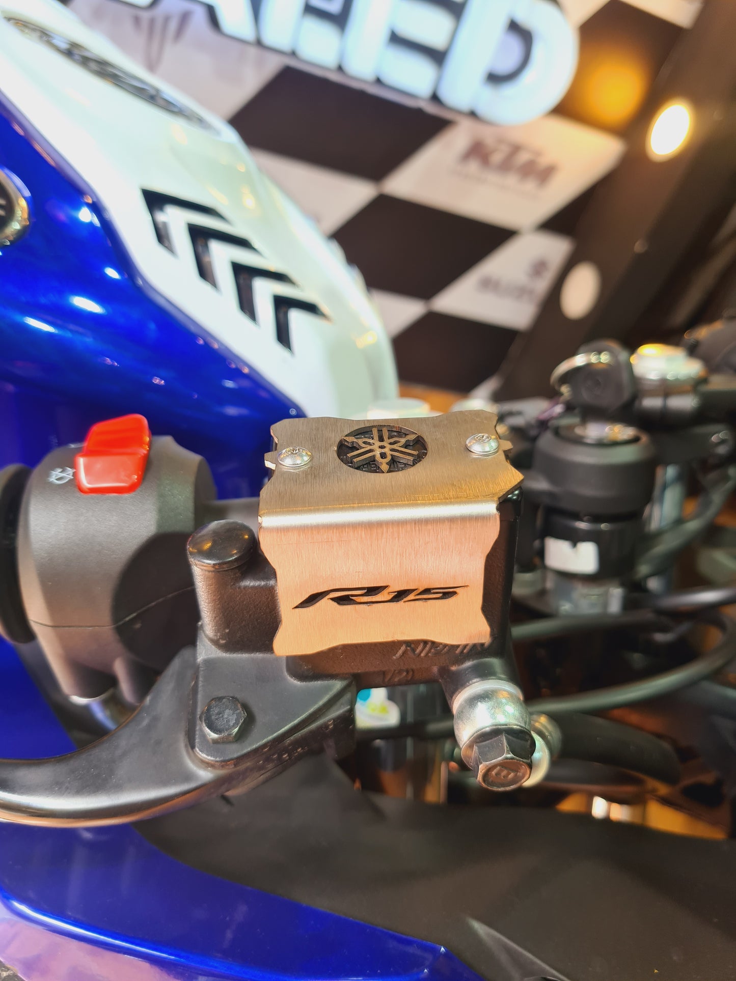 PROTECTOR BOMBA FRENO DELANTERO YAMAHA R15V2