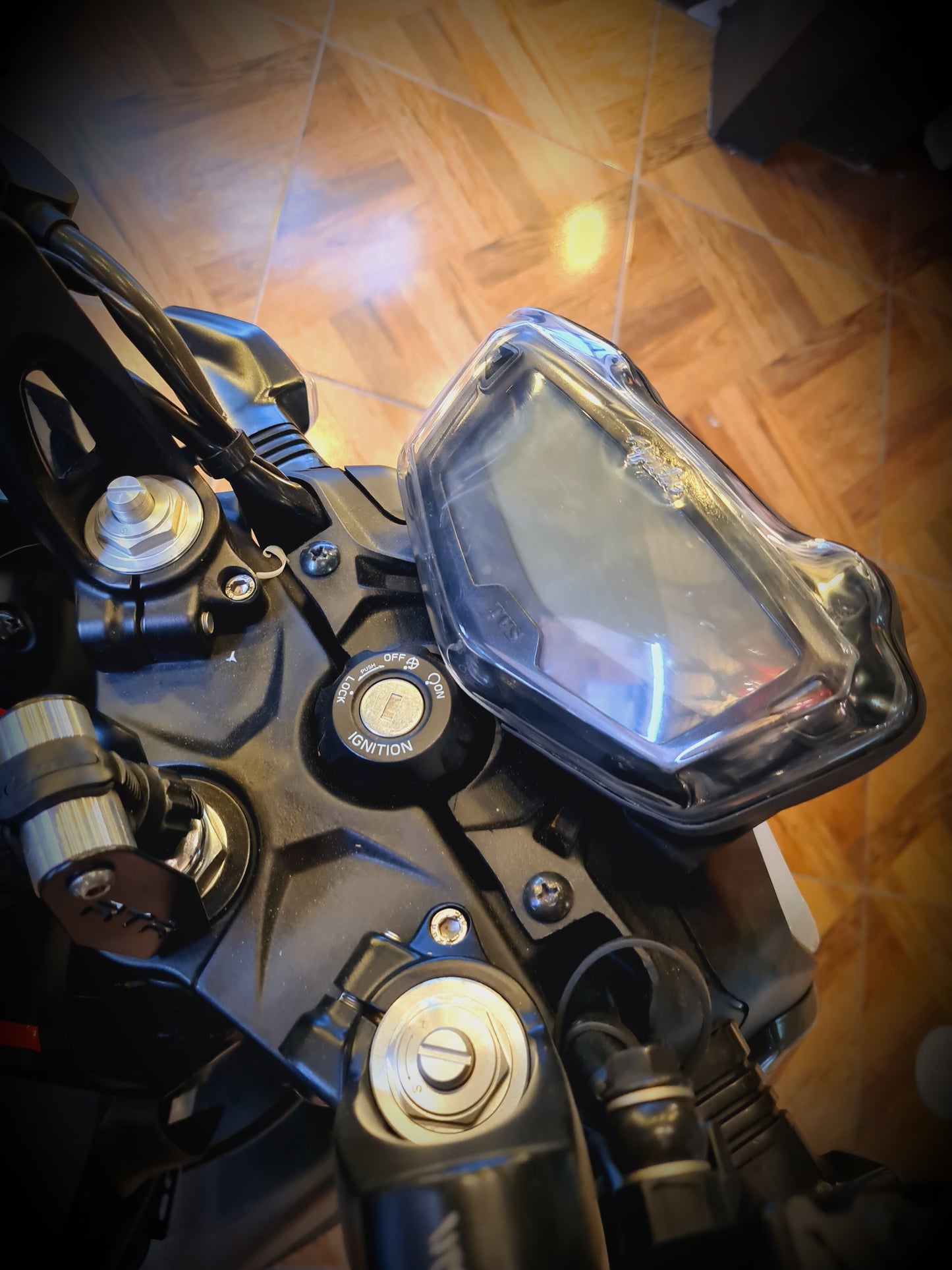 PROTECTOR DE TACOMETRO APACHE200 - 1604V