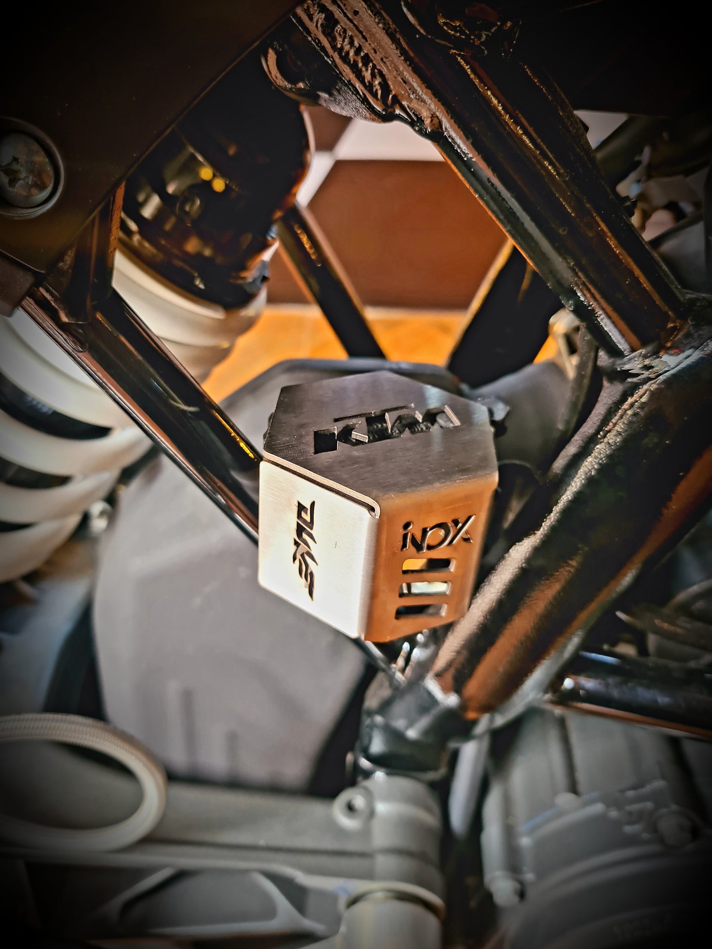 PROTECTOR DE BOMBA FRENO TRASERO KTM