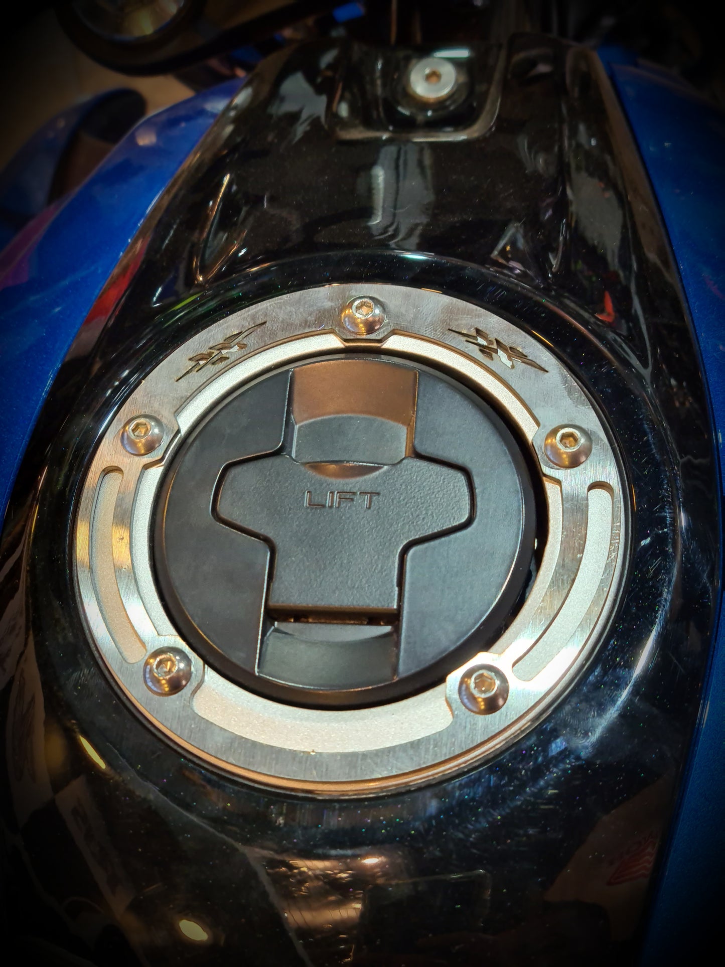 LUJO TAPA TANQUE SUZUKI GIXXER