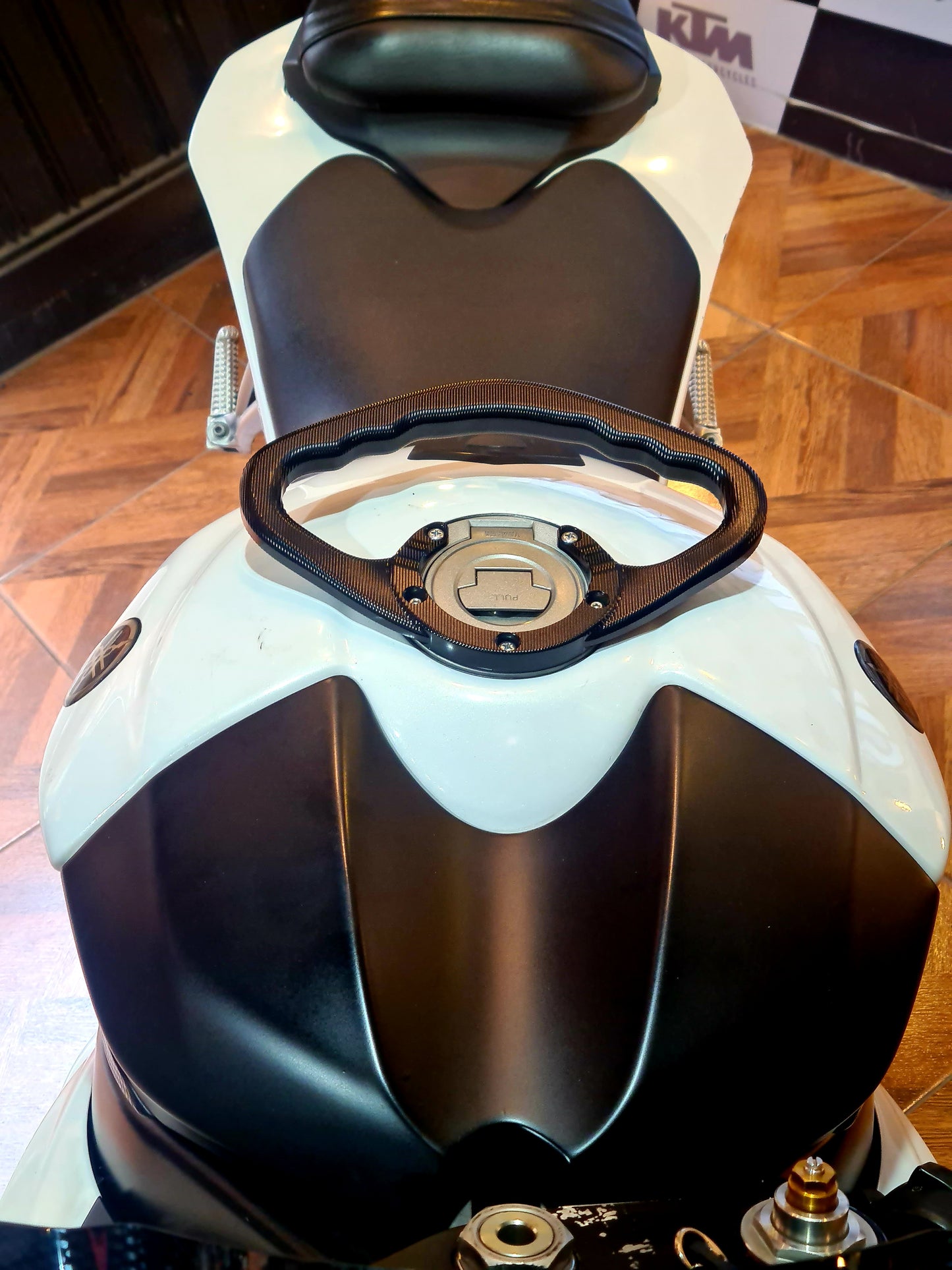 AGARRADERA TANQUE R6R