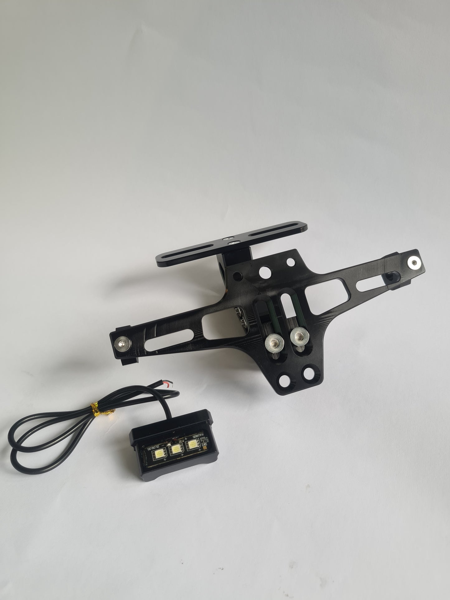 PORTA PLACA FENDER DE LUJO SUZUKI GIXXER