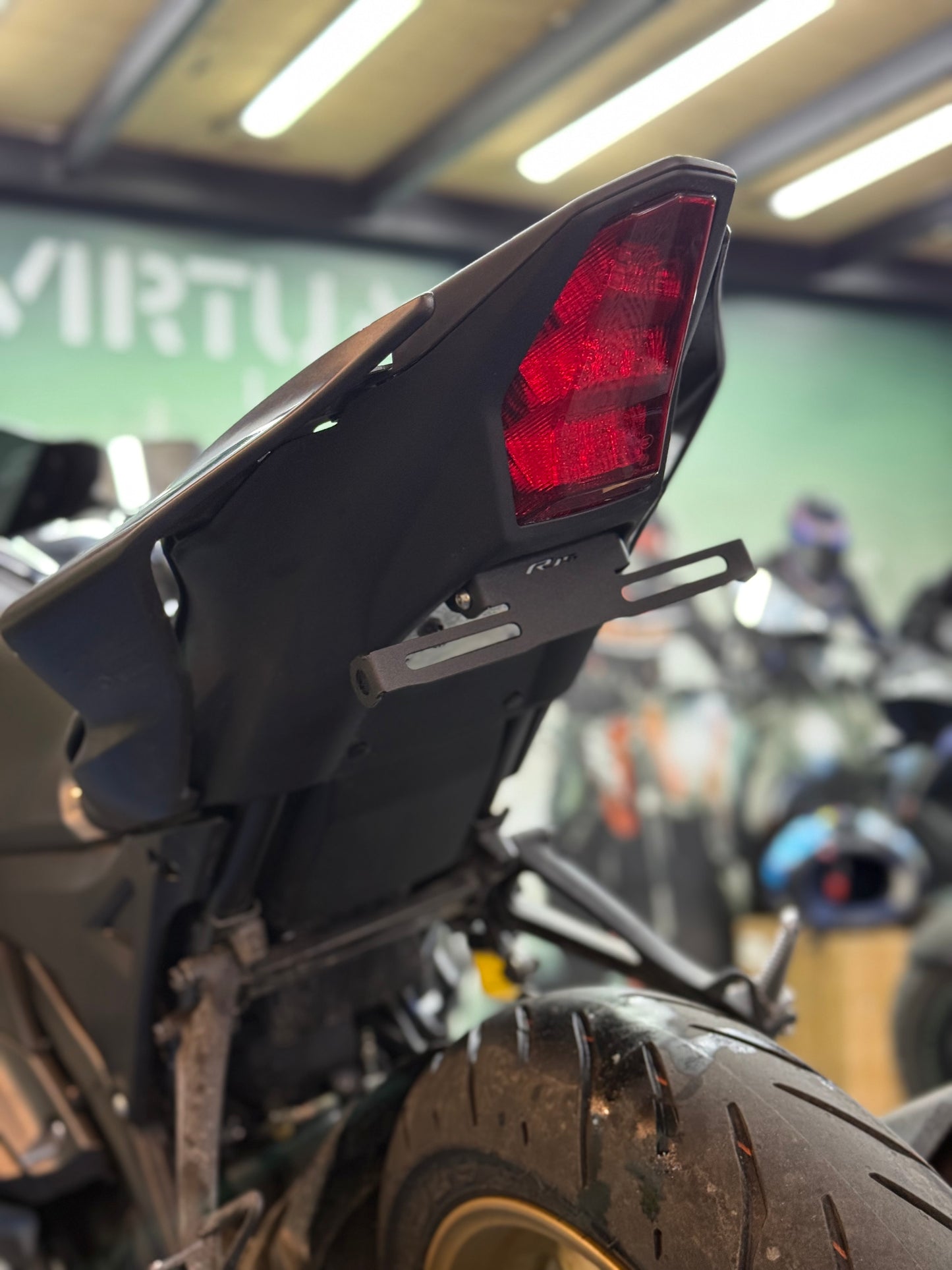 FENDER ELIMINATOR YAMAHA R15V4