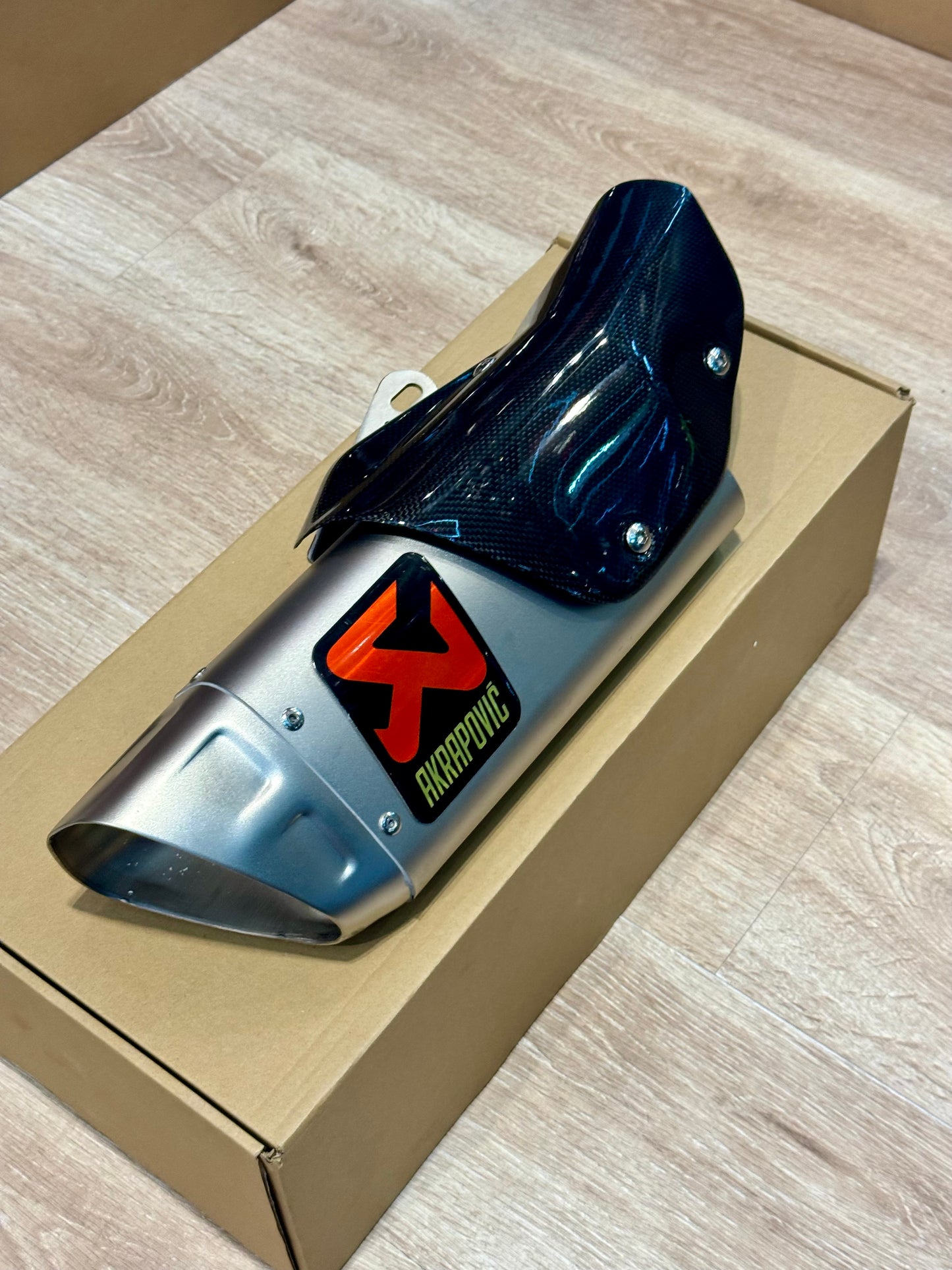 AKRAPOVIC COVER CARBONO