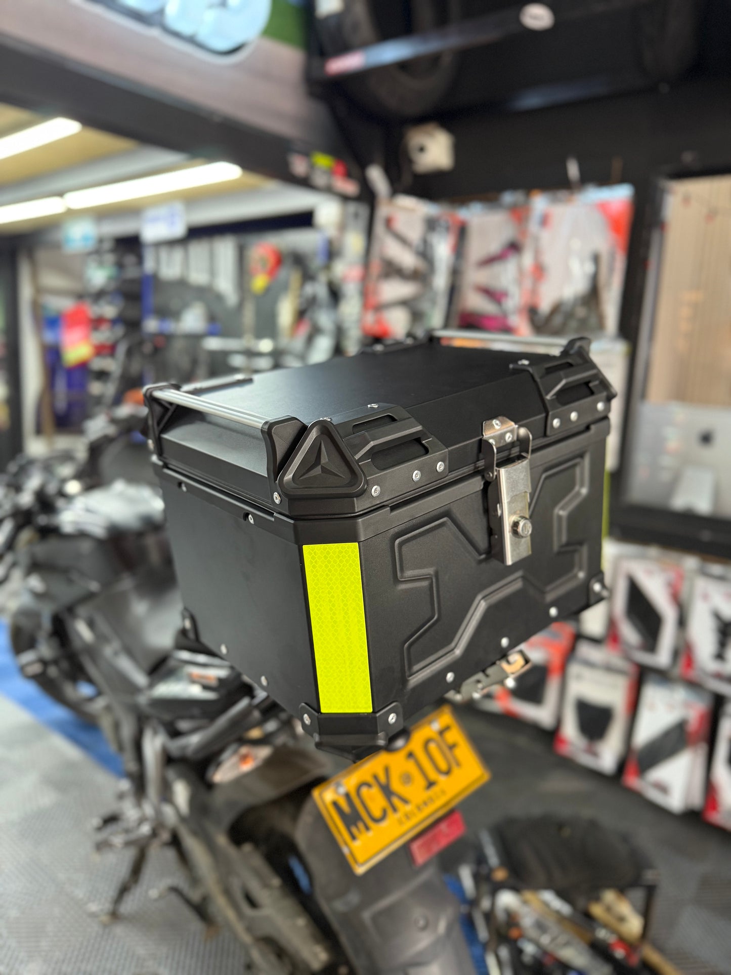 MALETERO DR1 45 LITROS DOBLE CHAPA BASE METÁLICA