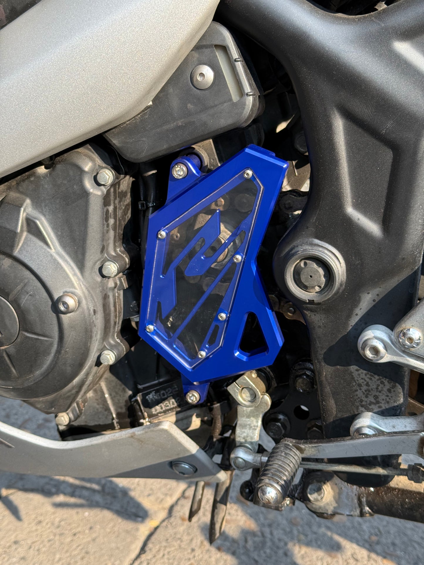 LUJO TAPA PIÑON YAMAHA R3