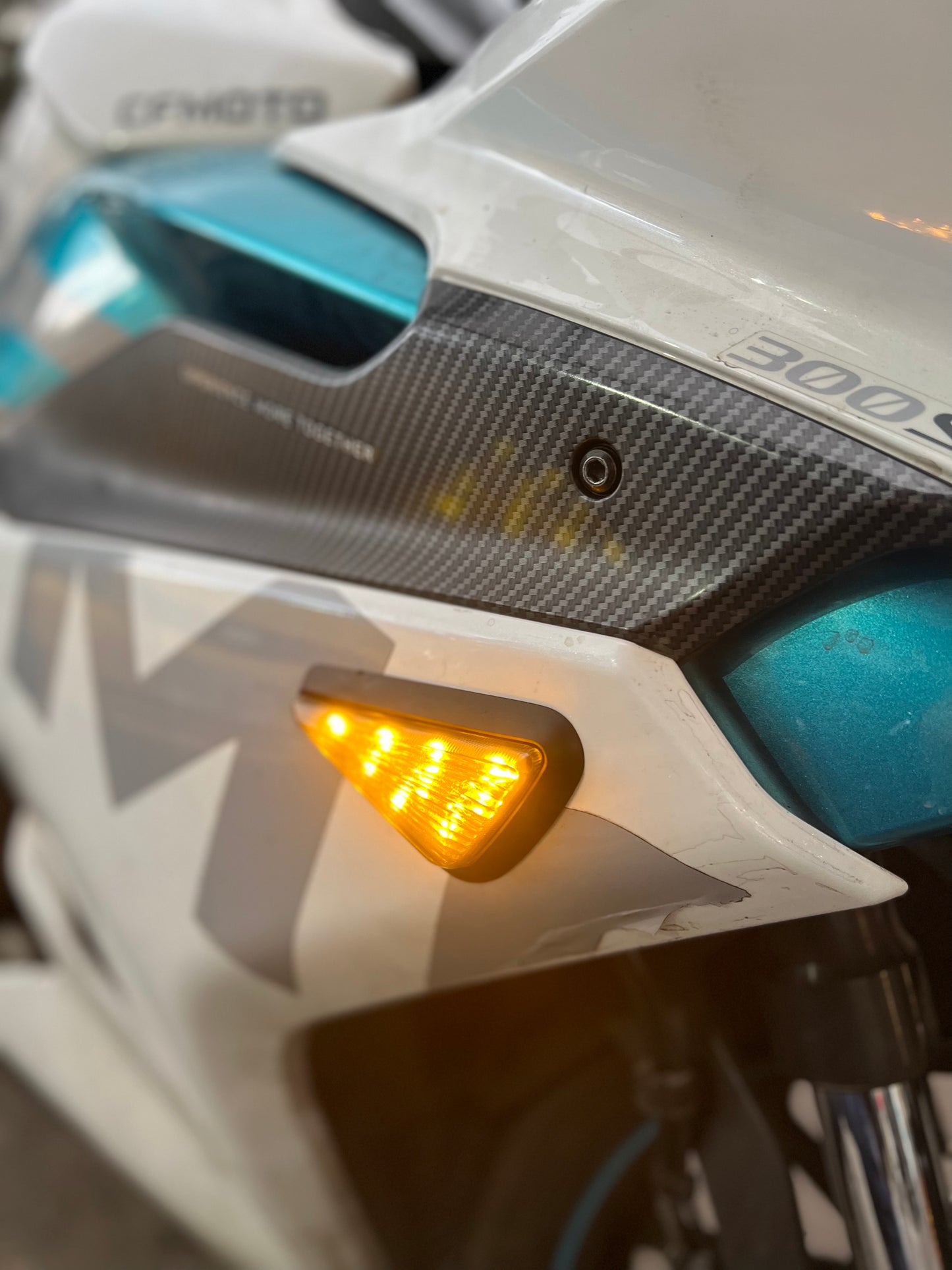 DIRECCIONALES LED EXAGONAL CFMOTO SR250 - SR300