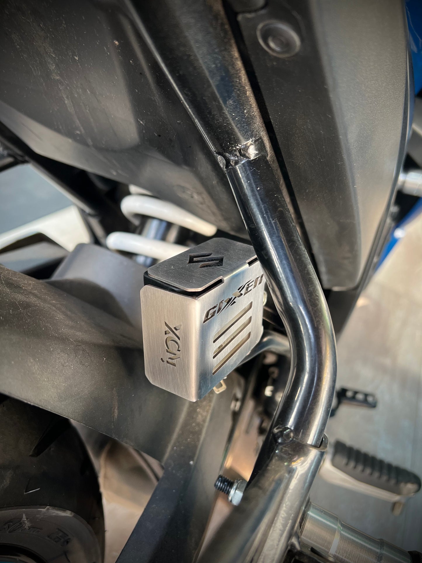 PROTECTOR BOMBA DE FRENO TRASERA SUZUKI GIXXER