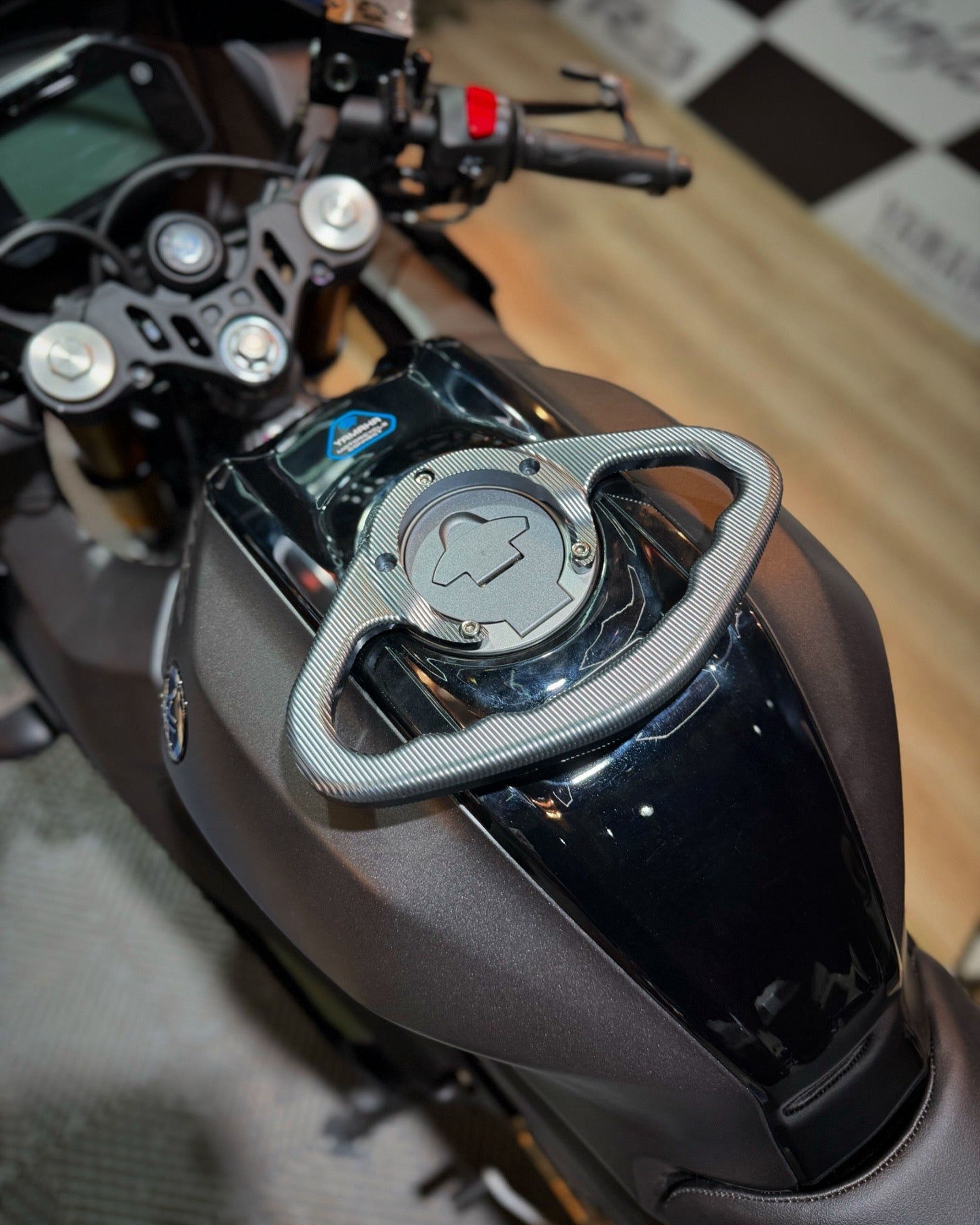 AGARRADERA TANQUE YAMAHA R15V4
