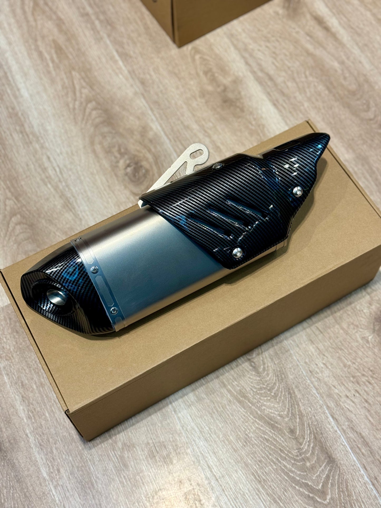 EXOSTO AKRAPOVIC TAPA HIDROGRAFIA CARBON