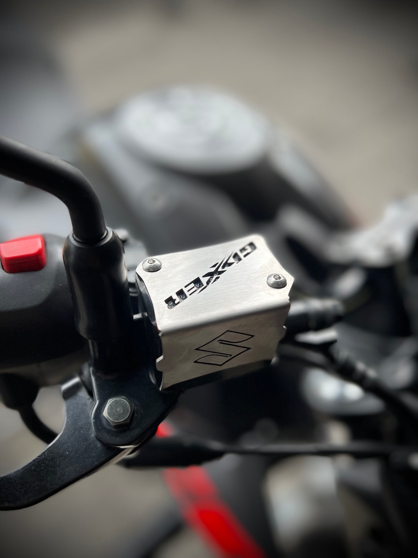 PROTECTOR BOMBA DE FRENO DELANTERA SUZUKI GIXXER 150