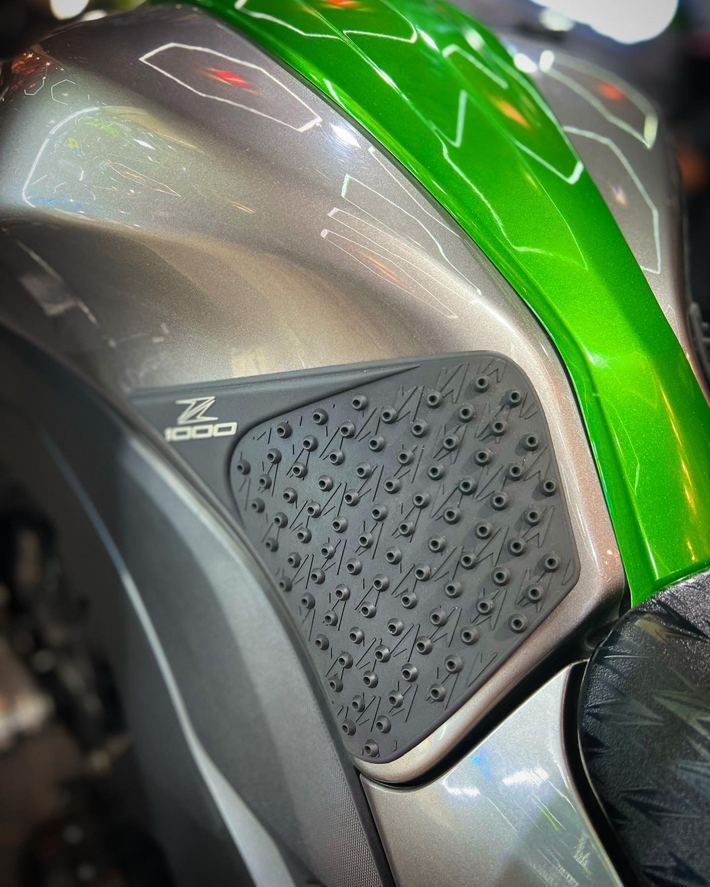 PROTECTORES DE TANQUE STOMP GRIPS KAWASAKI Z1000