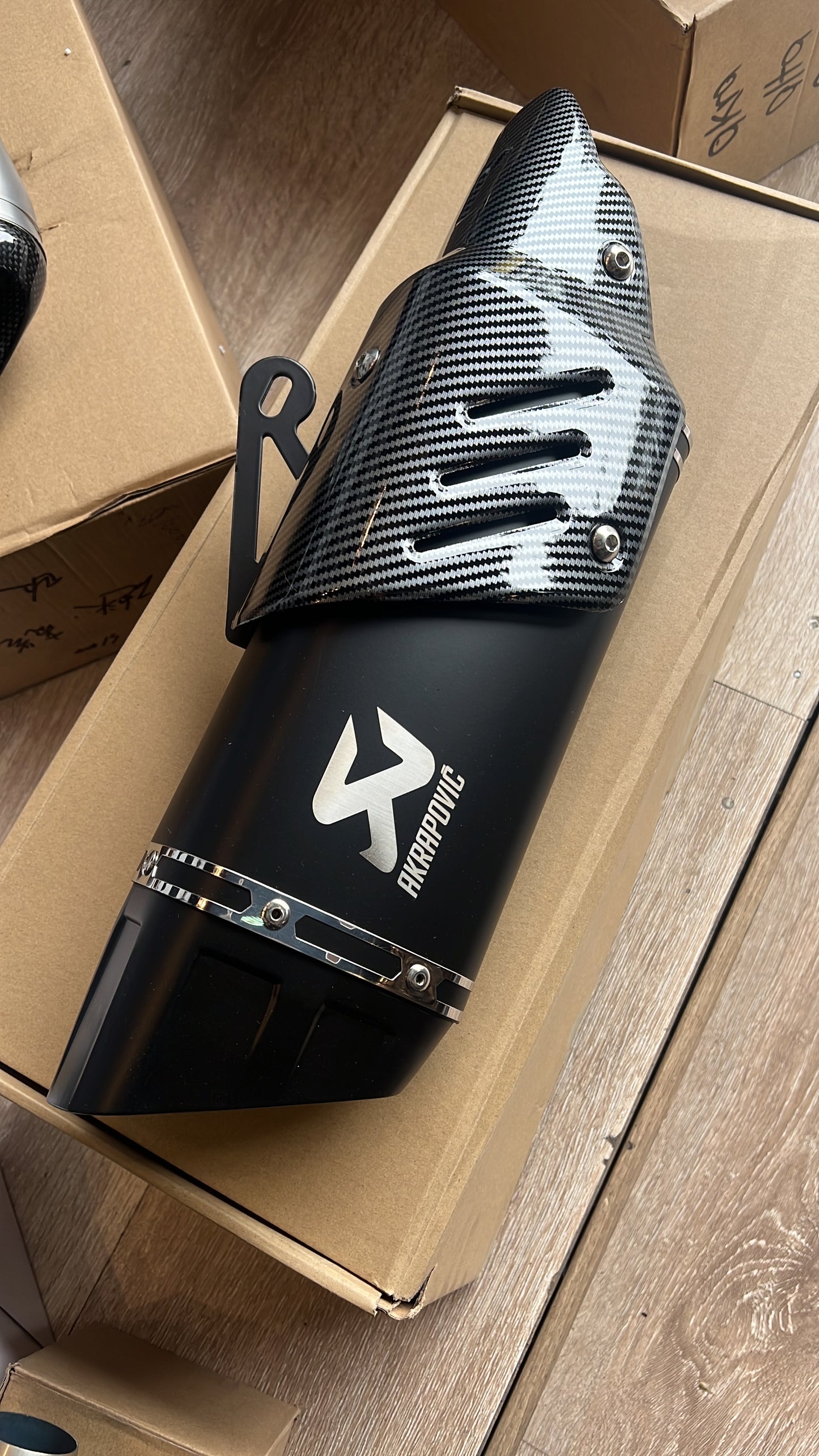 EXOSTO AKRAPOVIC TAPA CARBON