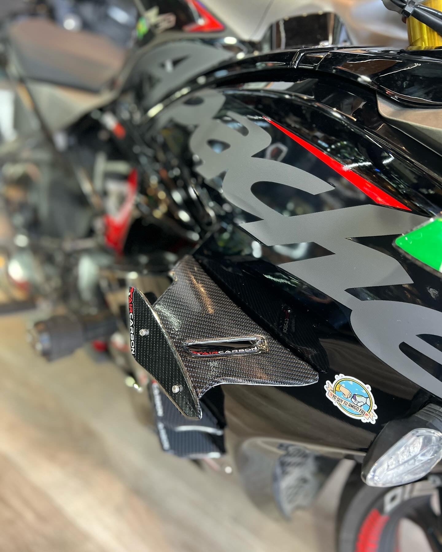 ALERONES CARBON CON TOMAS DE AIRE APACHE 310RR