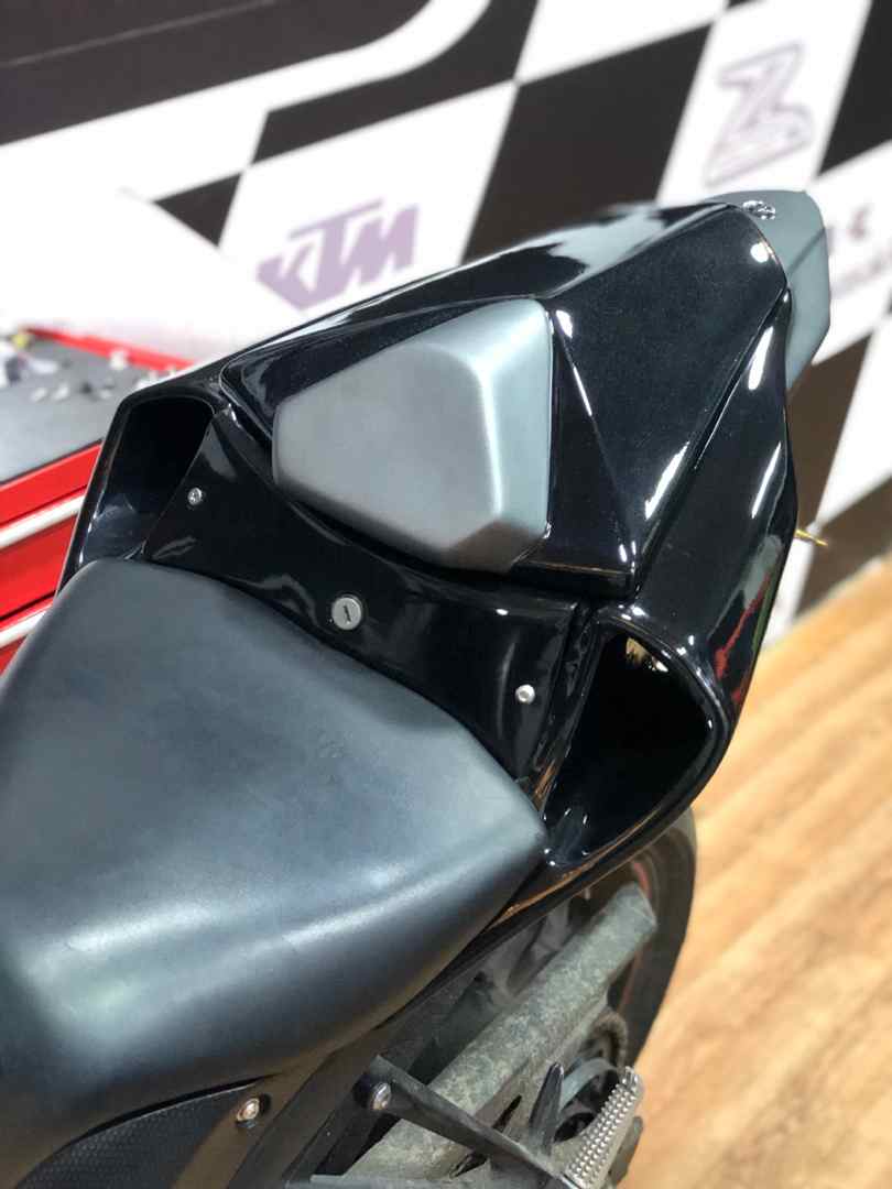 COLA CON TOMAS DE AIRE YAMAHA R3