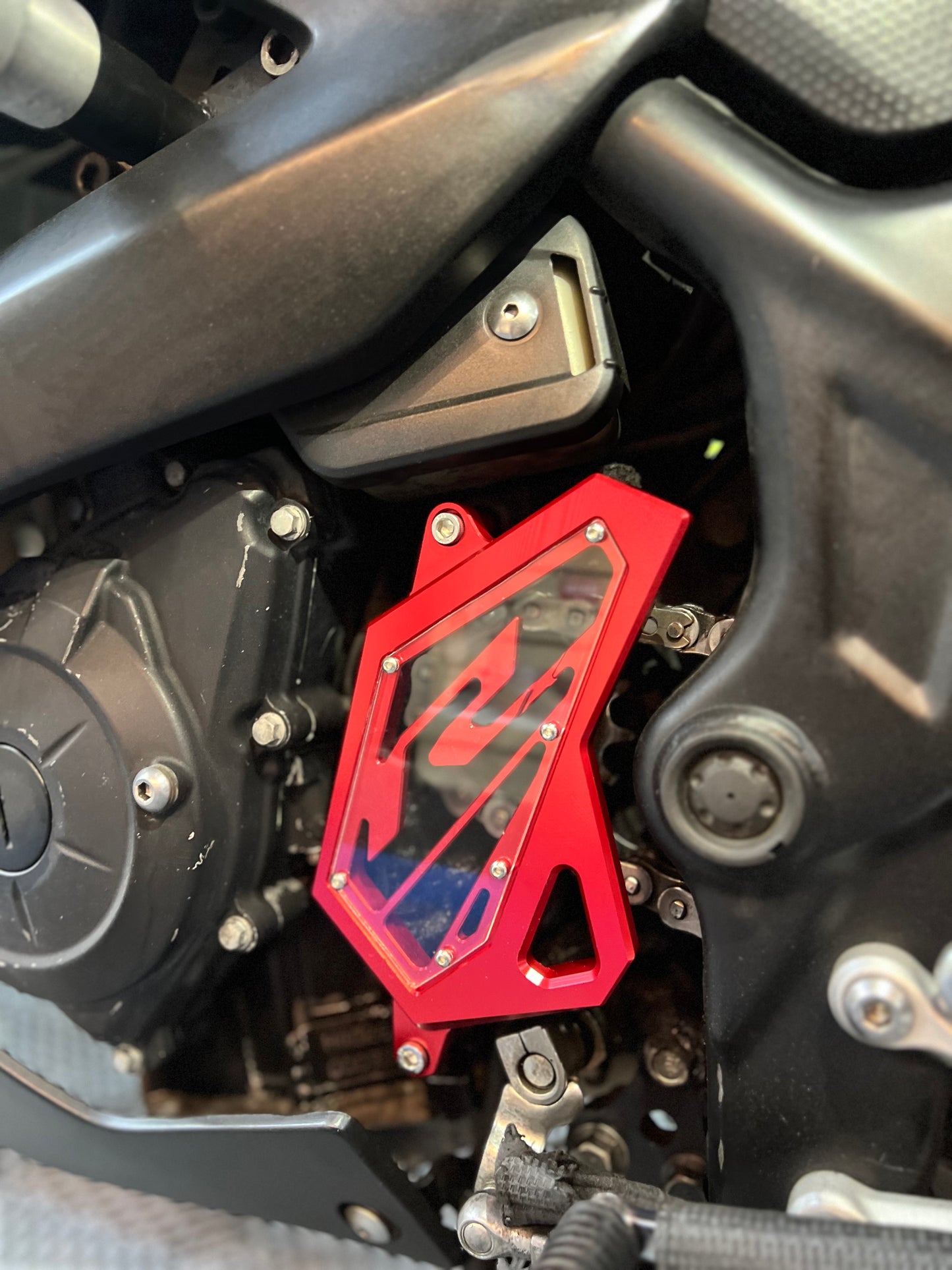 LUJO TAPA PIÑON YAMAHA R3