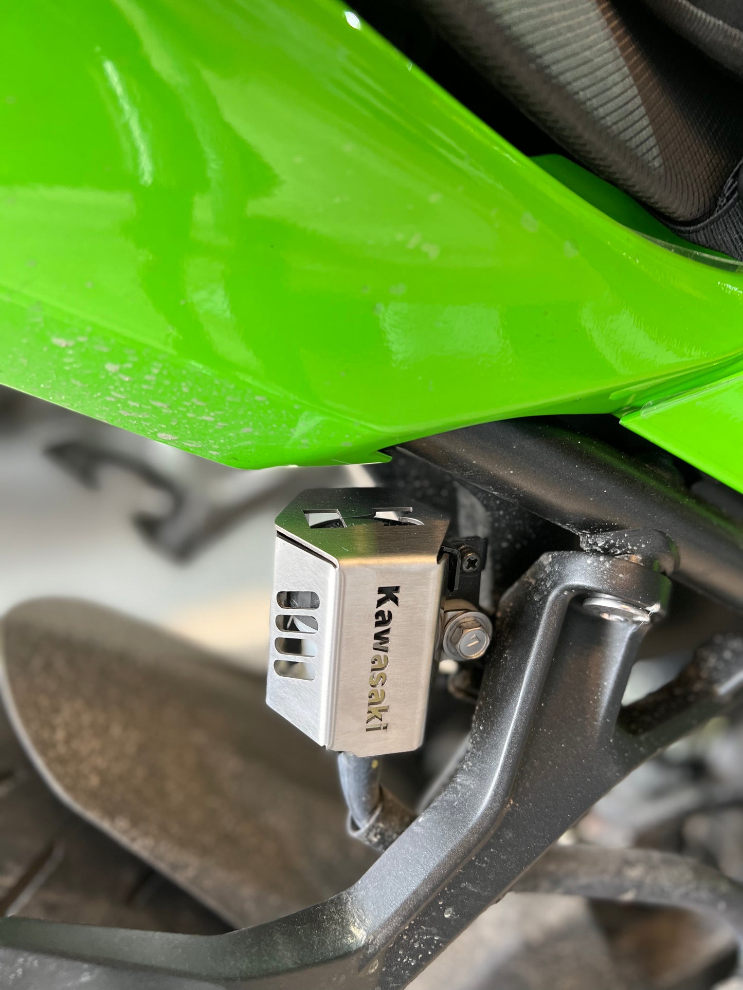 PROTECTOR BOMBA DE FRENO TRASERA KAWASAKI NINJA400