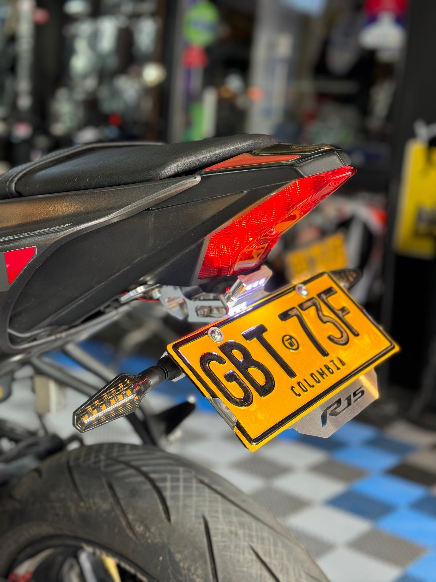 FENDER DE LUJO YAMAHA R15V3