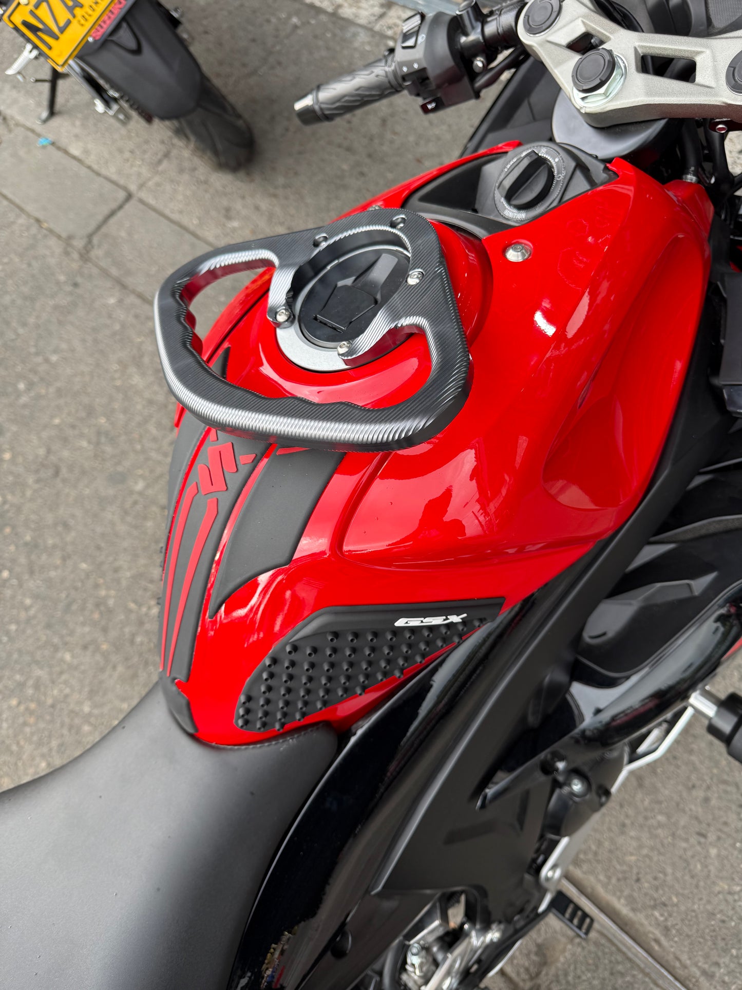 AGARRADERA TANQUE SUZUKI