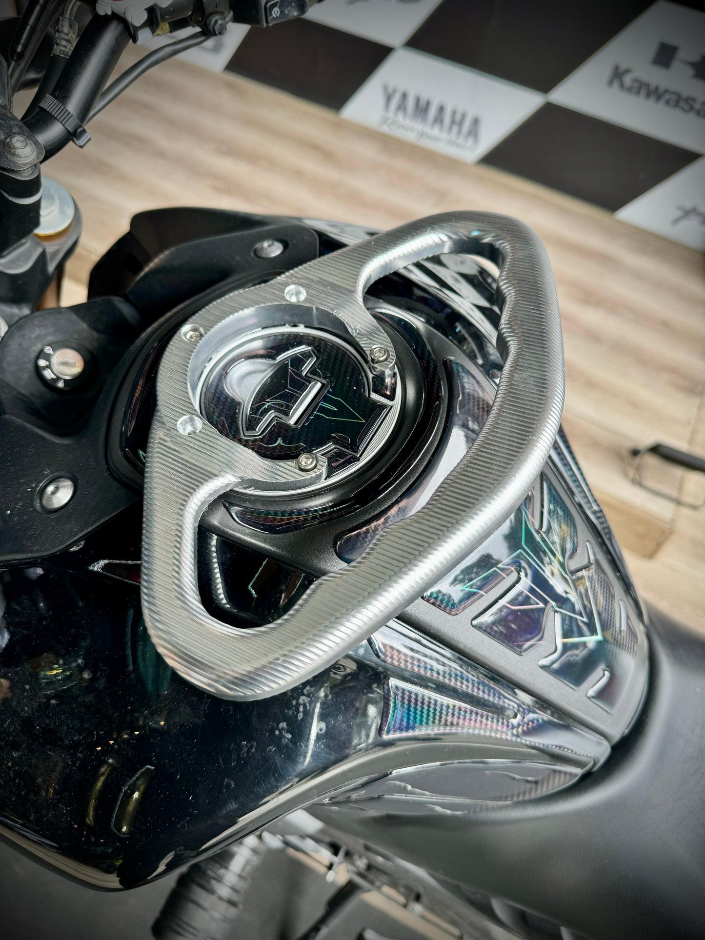 AGARRADERA TANQUE YAMAHA MT15