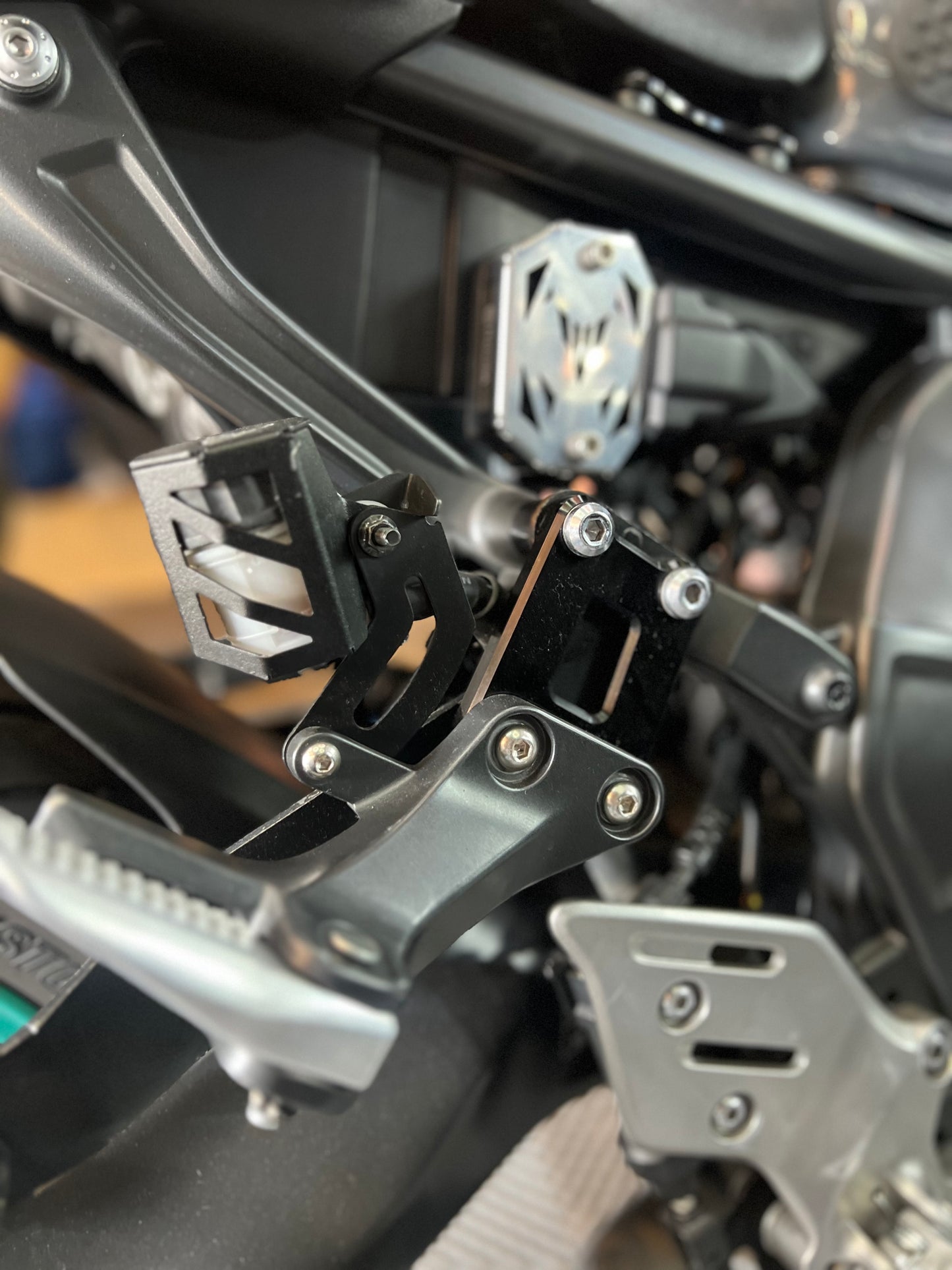 EXTENSORES DE POSAPIES YAMAHA MT09 V3