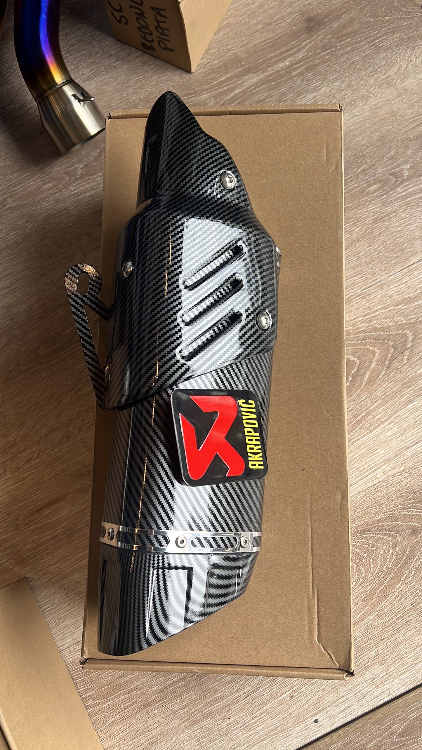 EXOSTO AKRAPOVIC TAPA CARBON