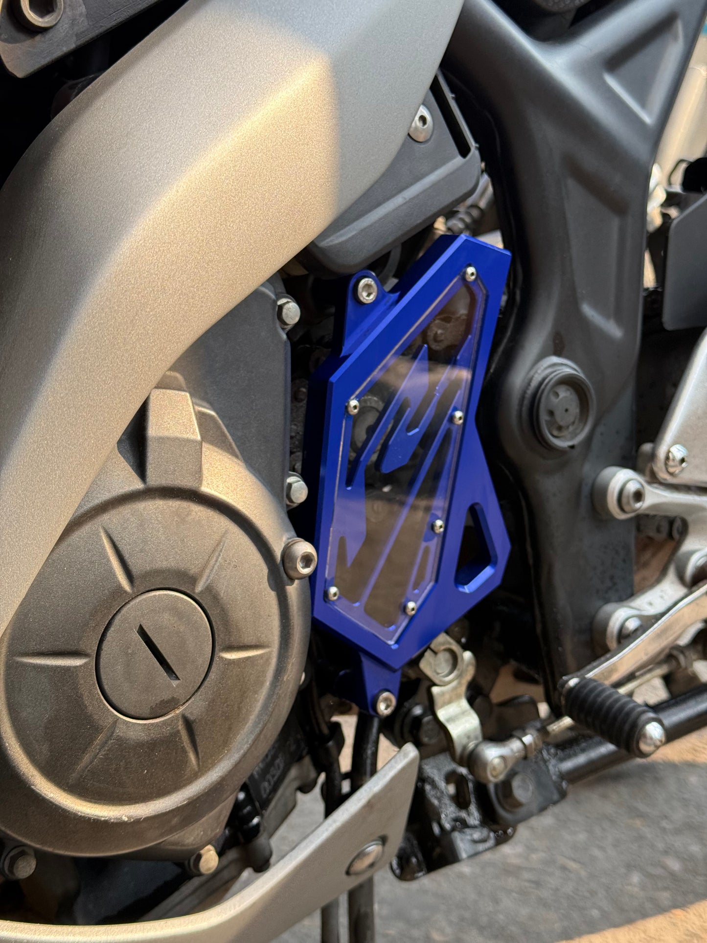 LUJO TAPA PIÑON YAMAHA R3