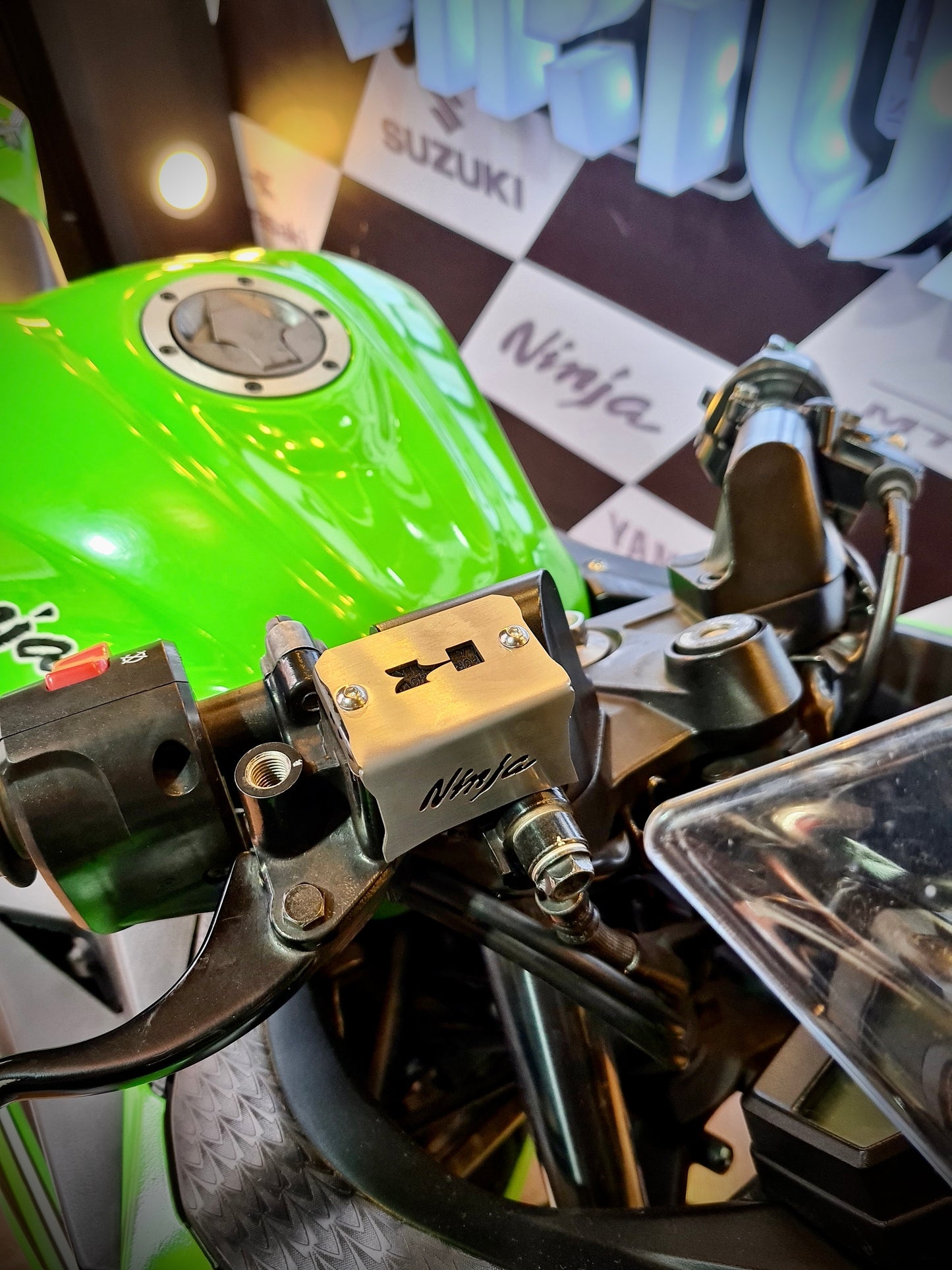 PROTECTOR BOMBA DE FRENO DELANTERA KAWASAKI NINJA300-250