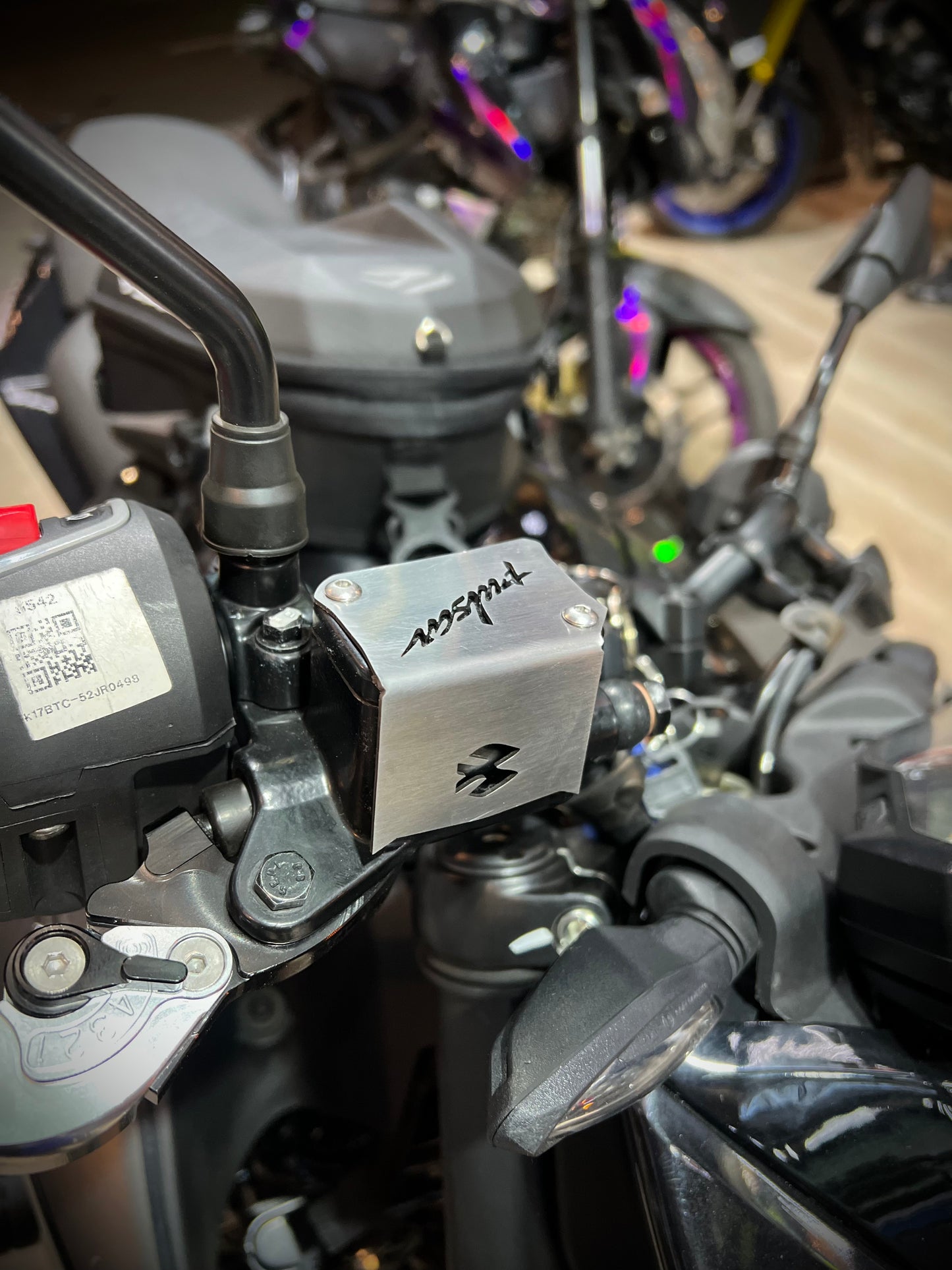 PROTECTOR BOMBA DE FRENO DELANTERA PULSAR N160-N250