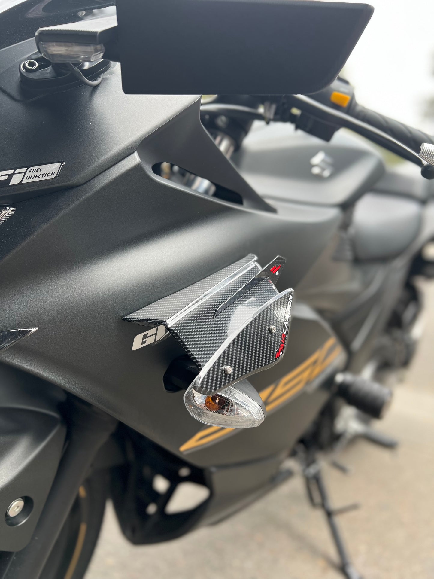 ALERONES LATERALES CARGA CENTRAL SUZUKI GIXXER 150SF -250SF