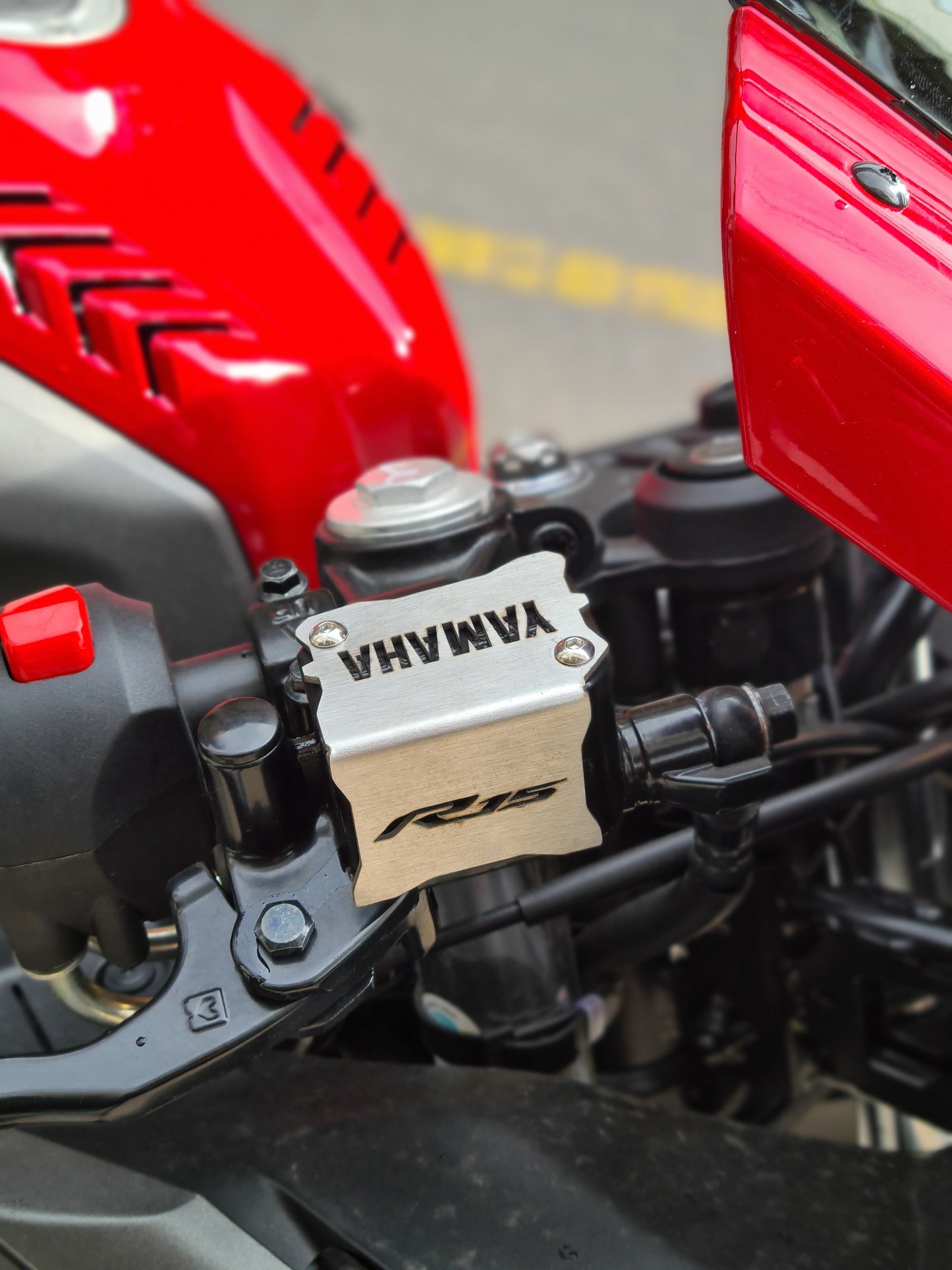 PROTECTOR BOMBA DE FRENO DELANTERO YAMAHA R15V3 SIN ABS