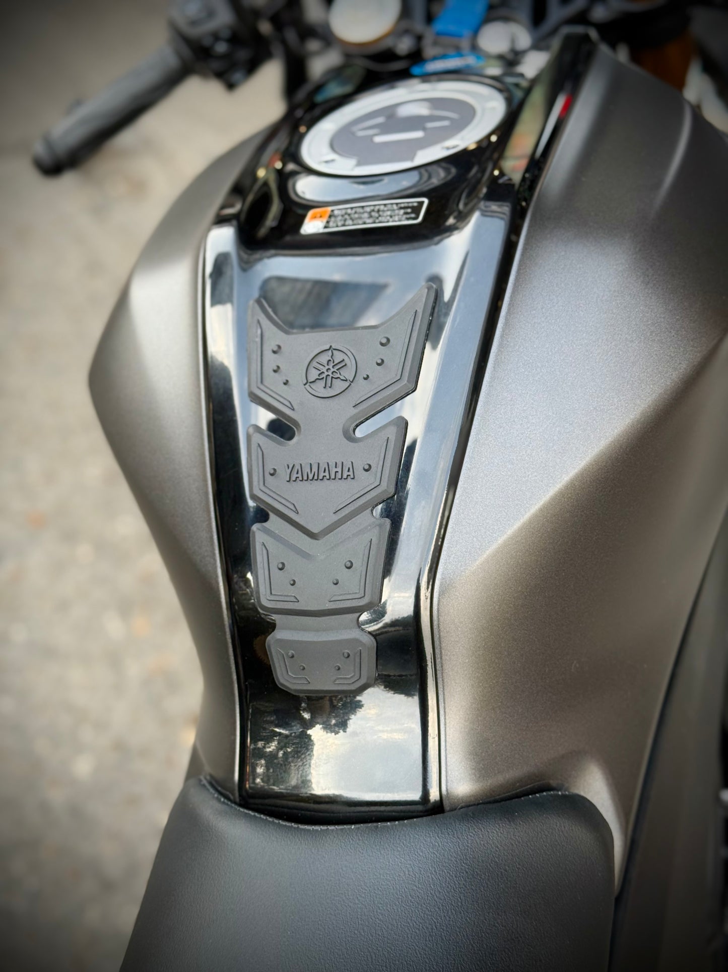 PROTECTOR CENTRAL TANQUE EN CAUCHO YAMAHA R15V4