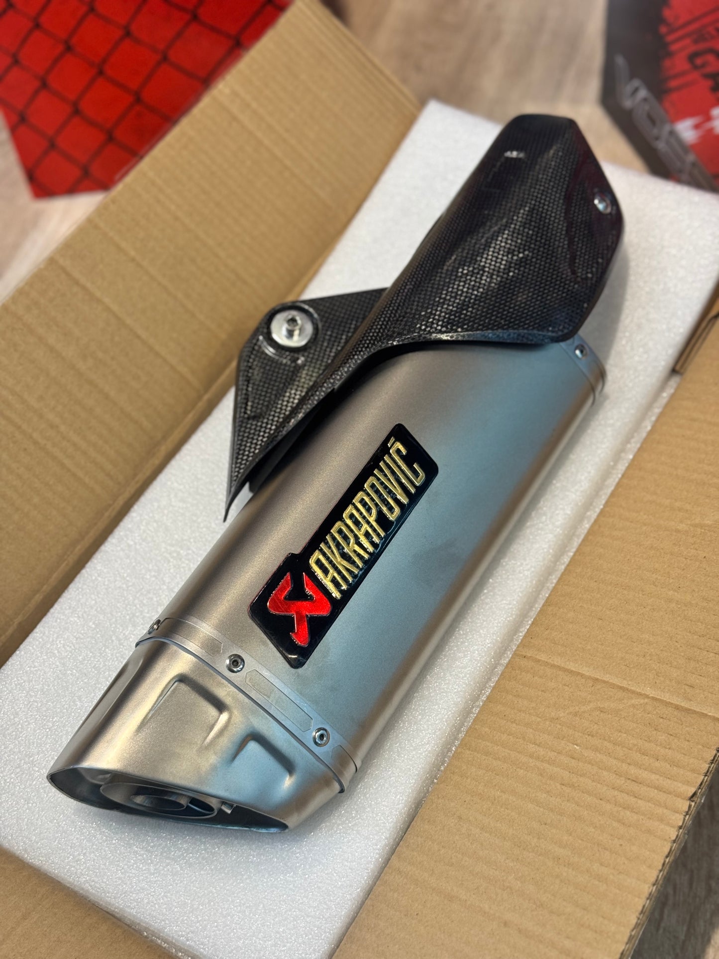 AKRAPOVIC COVER CARBONO