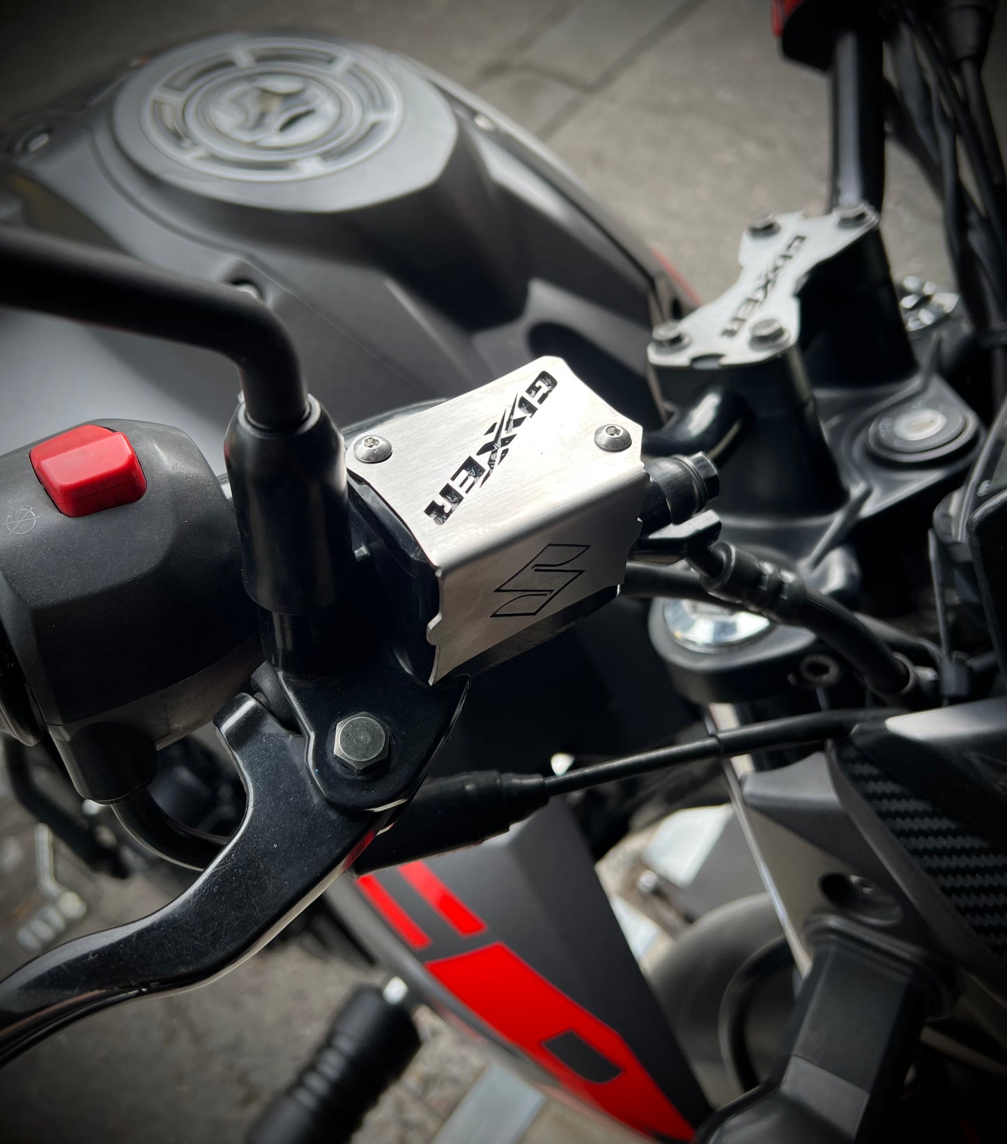 PROTECTOR BOMBA DE FRENO DELANTERA SUZUKI GIXXER 150
