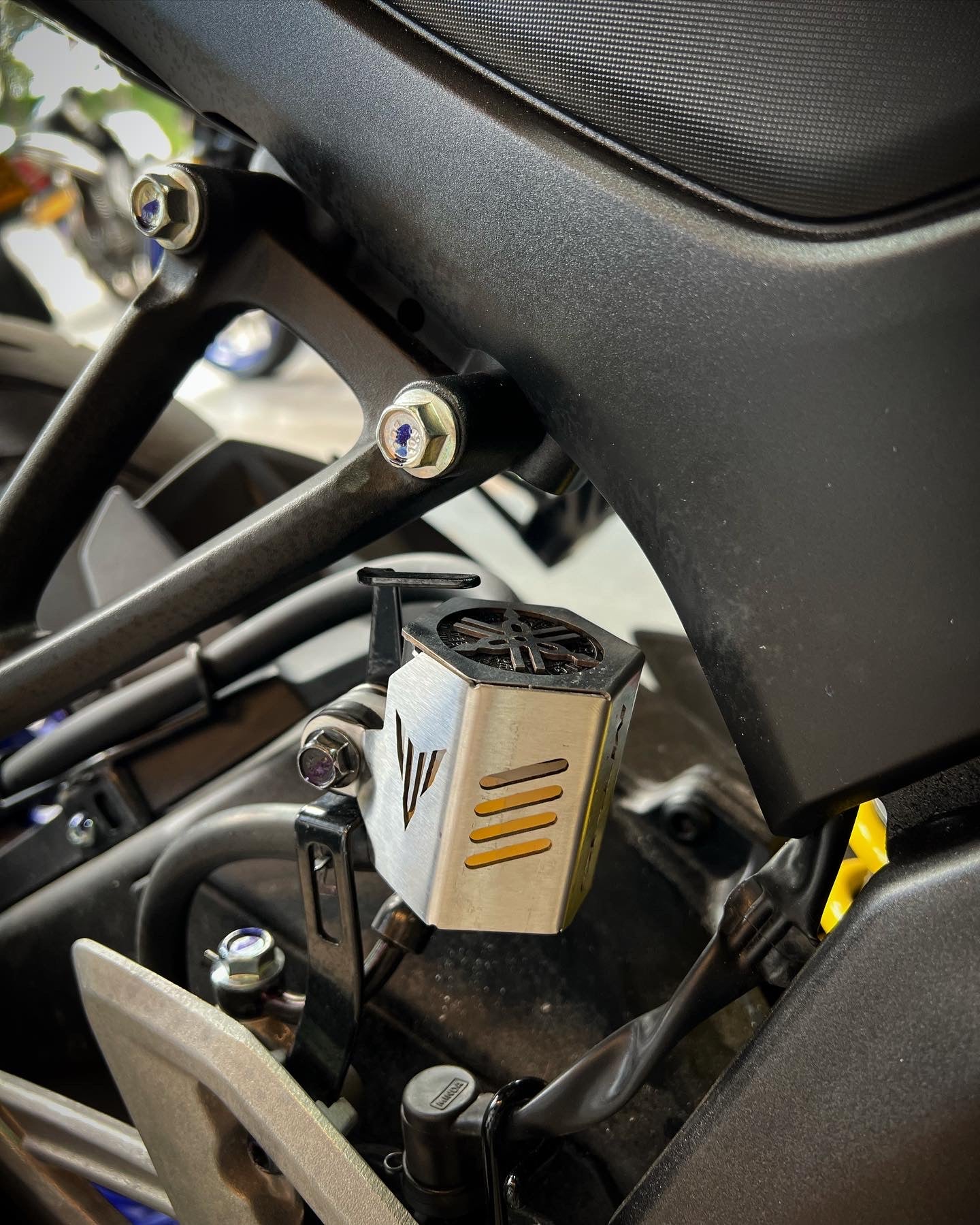 PROTECTOR DE BOMBA FRENO TRASERO YAMAHA MT15