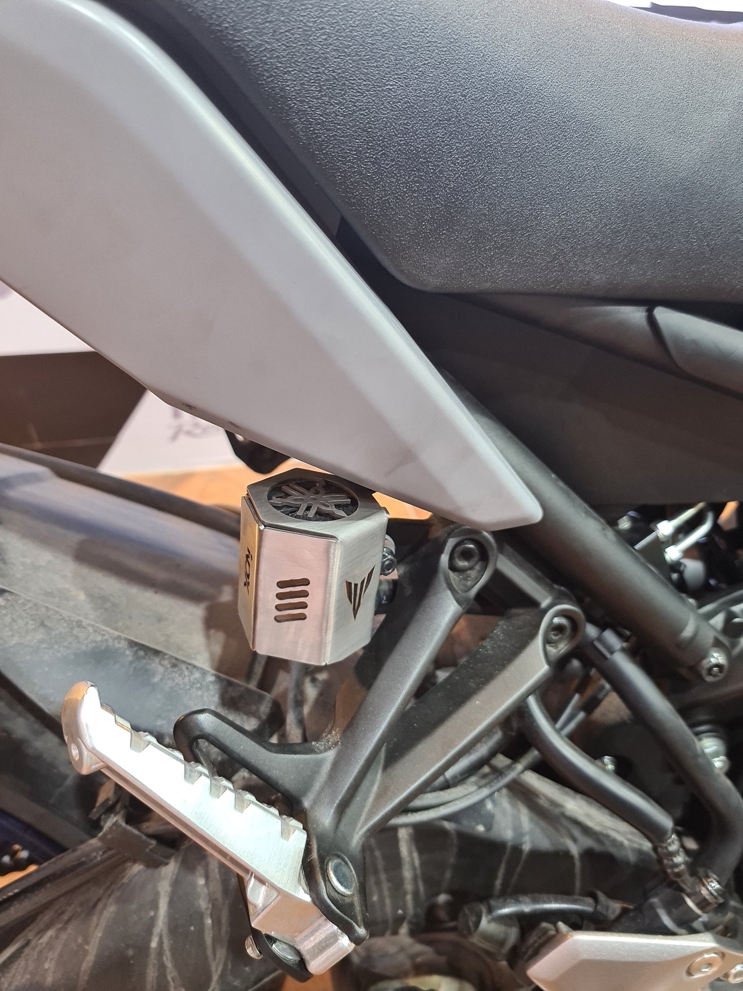 PROTECTOR BOMBA DE FRENO TRASERA YAMAHA MT09